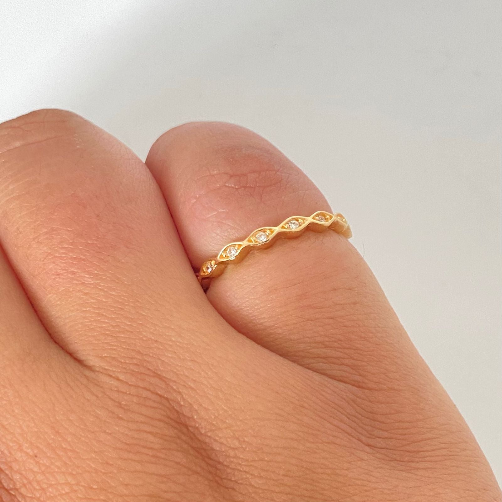 Anillo ovalos circones blancos Oro amarillo 18k / Talla 6 1/2 / 1,55 Gr