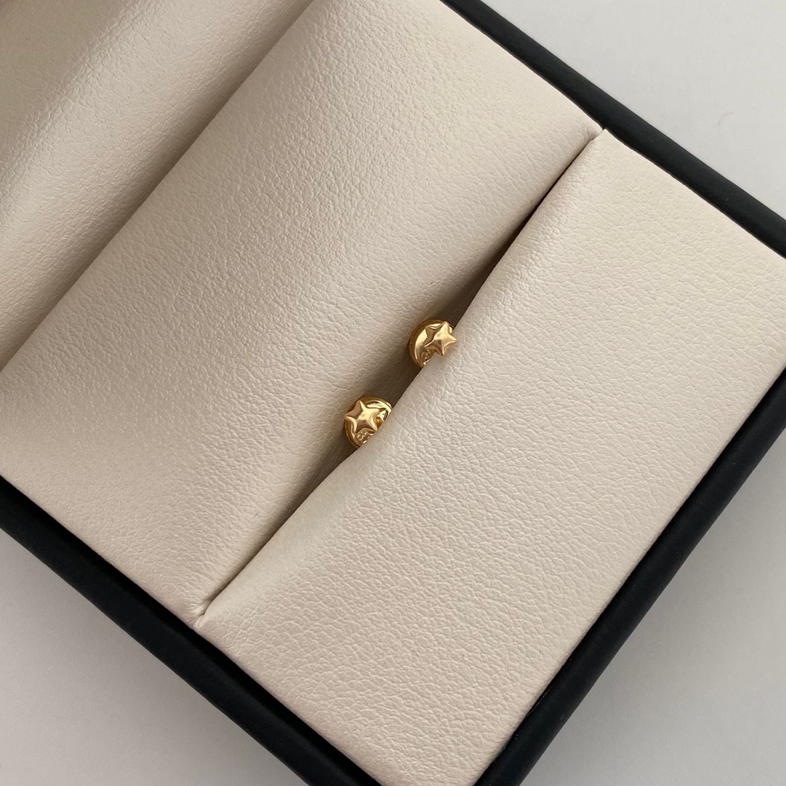 Topos Mini Estrellas Lisas Oro amarillo 18k 0,35 Gr / 3,3 mm