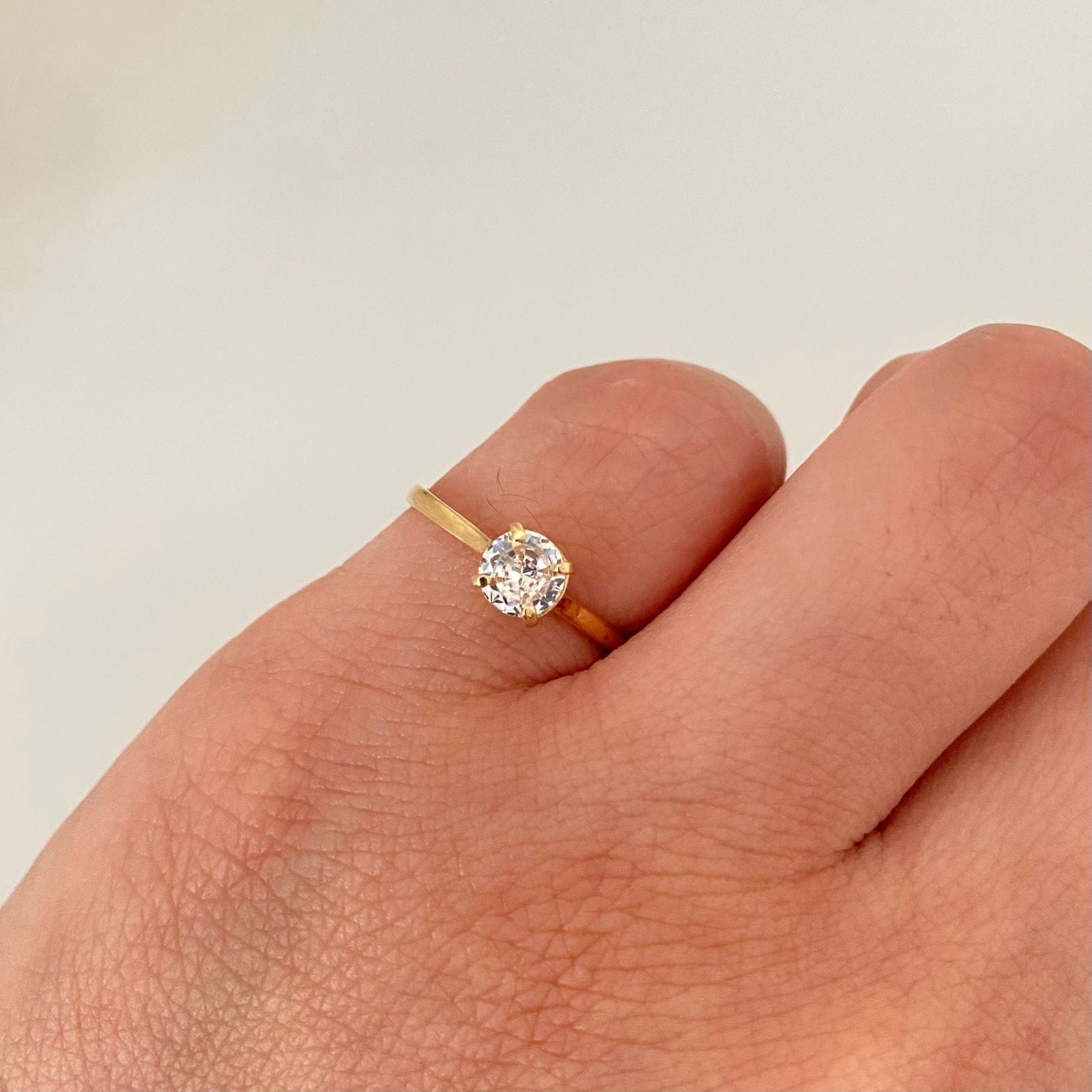 Anillo solitario circon central blanco Oro amarillo 18k / Talla 6 / 1,3 Gr