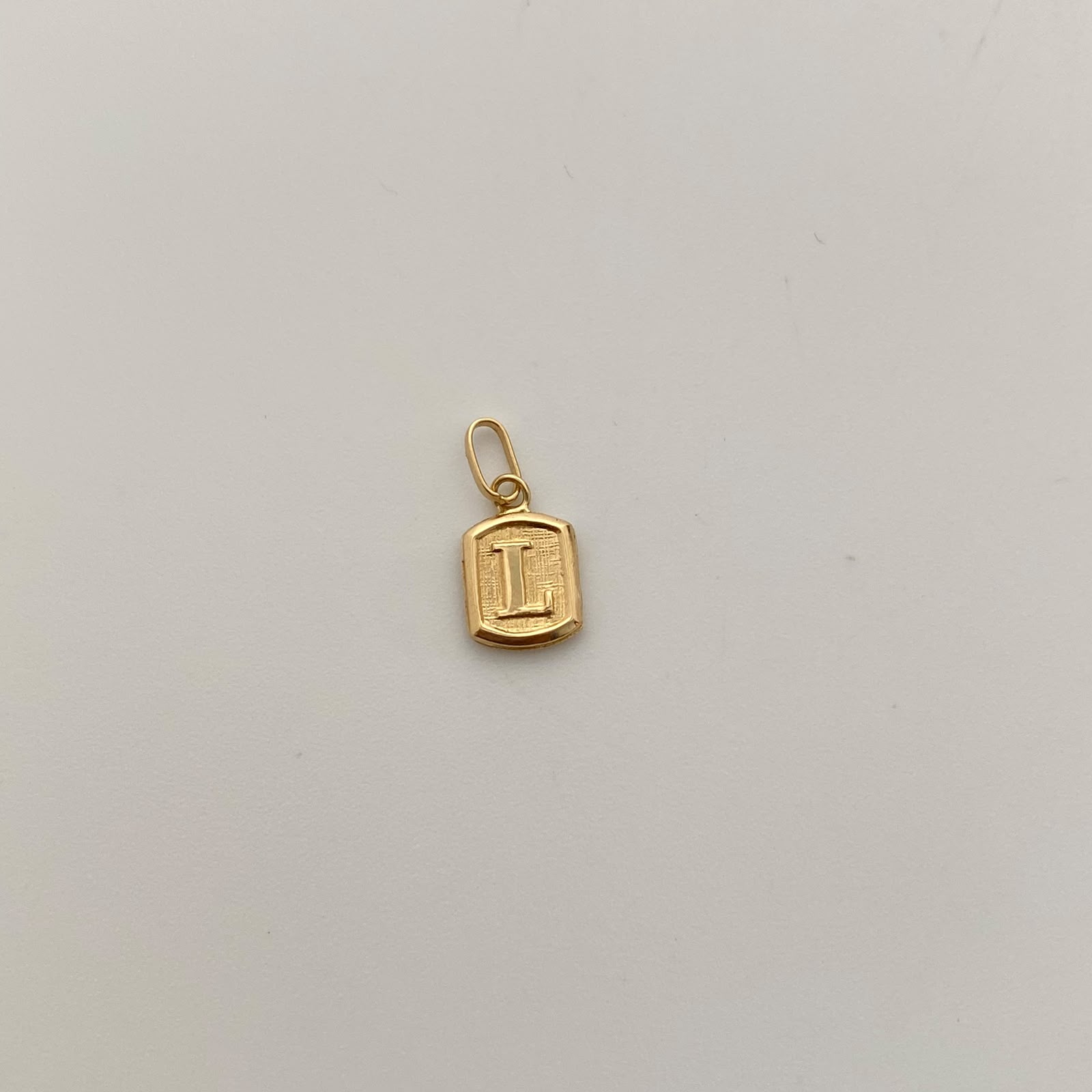 Dije Placa L  Oro amarillo 18k 0,35 Gr / 6,9 mm / 1,5 Cm