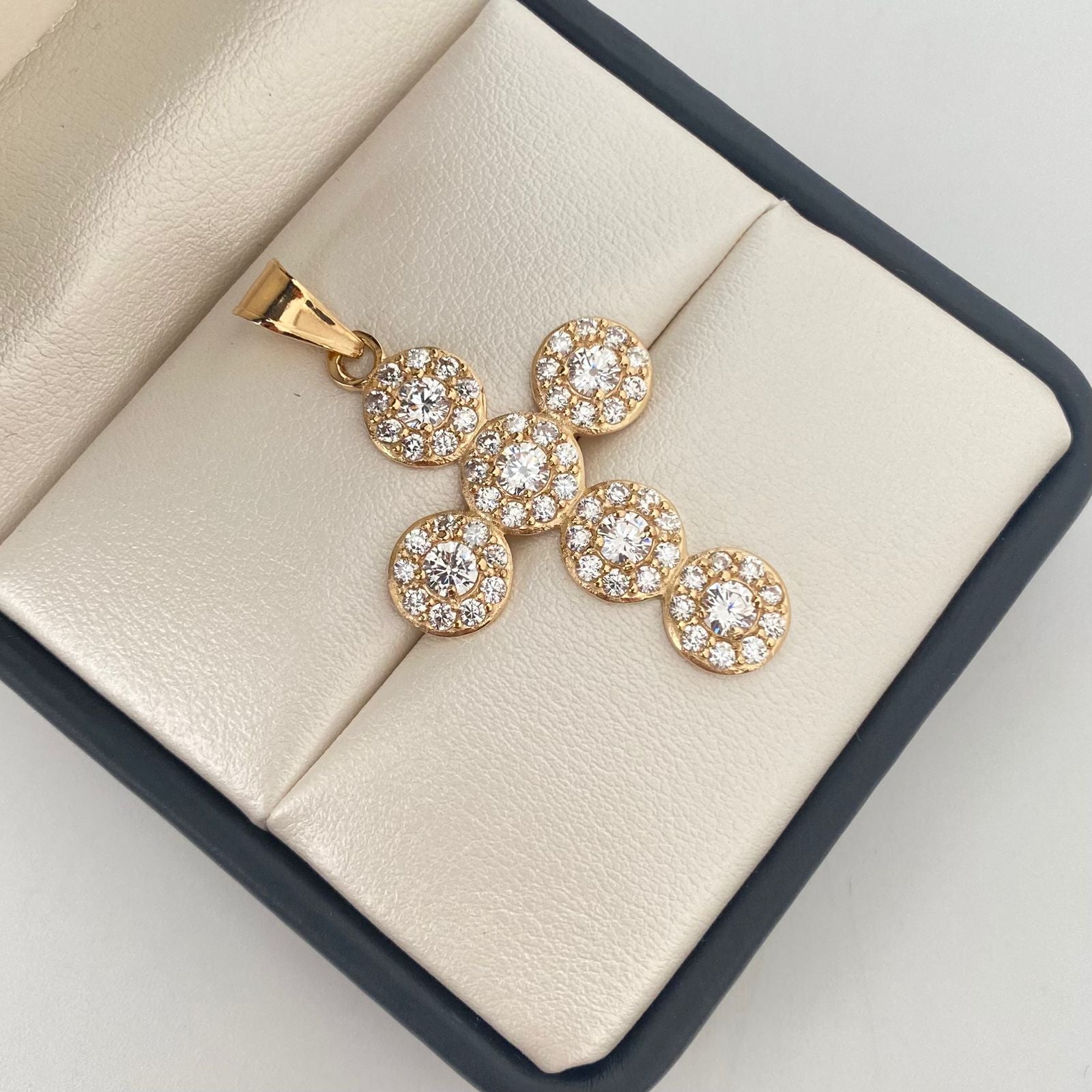 Dije cruz con circones blancos redondos  Oro amarillo 18k 7,8 Gr / 9,2 mm / 5,0 Cm