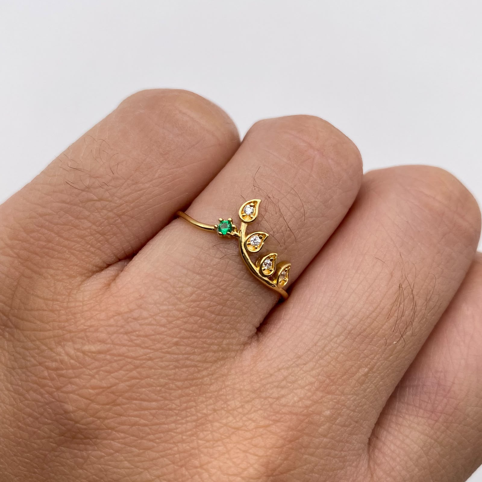 Anillo hojas circones blancos y verde Oro amarillo 18k / Talla 7 1/4 / 1 Gr / 1,11 mm