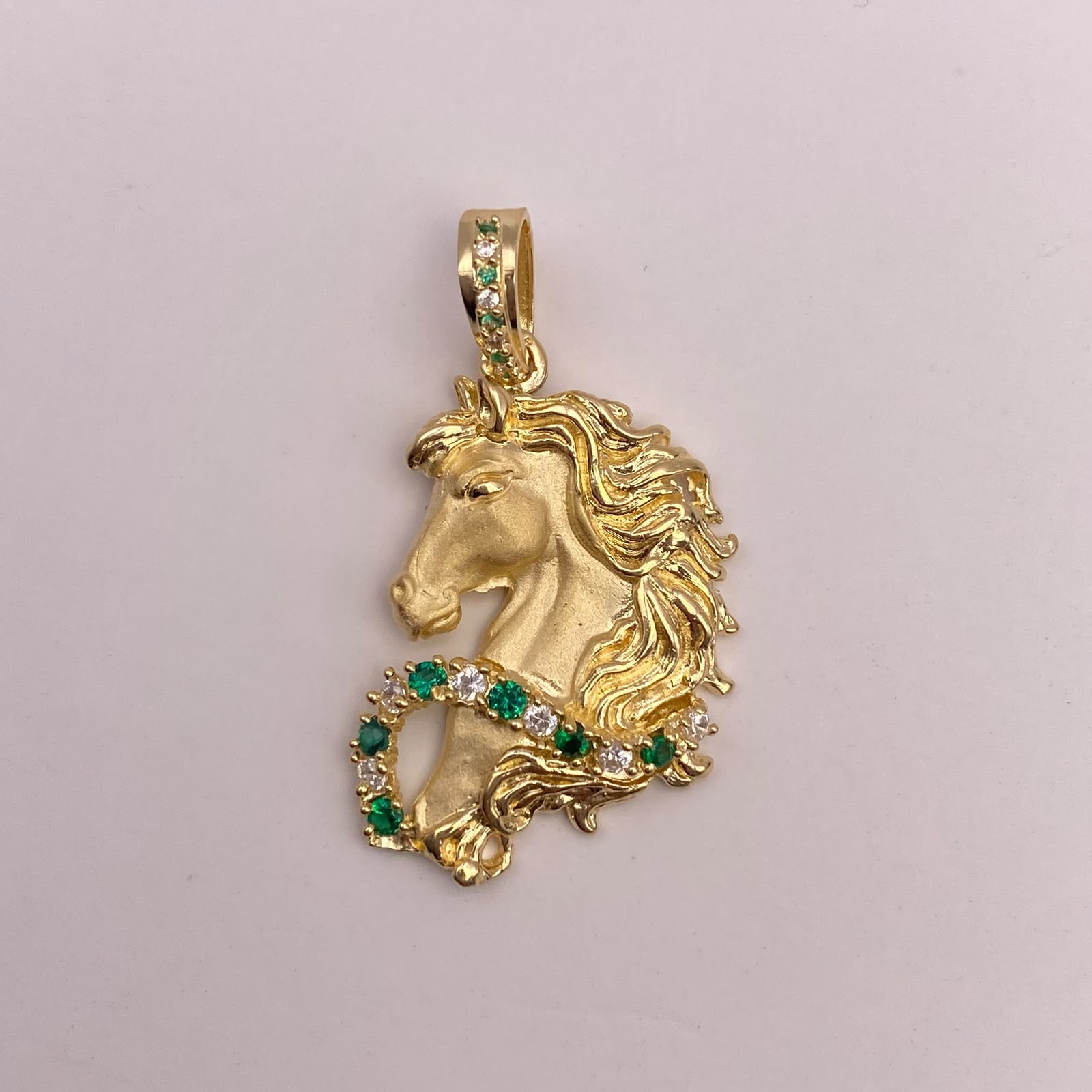 Dije Caballo mate circones verdes y blancos Oro amarillo 18k 6,56 Gr / 19,9 mm / 3,5 Cm