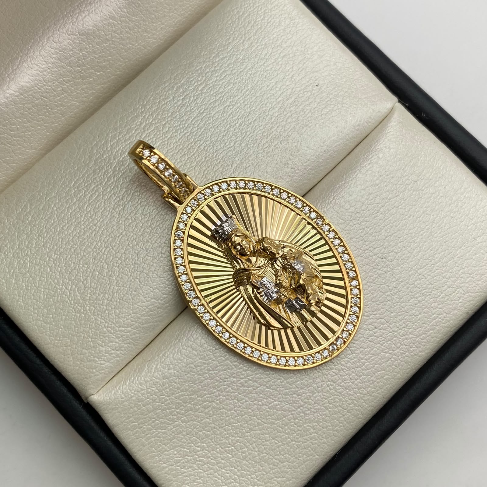Dije virgen del carmen circones blancos Oro amarillo y Oro blanco 18k 7,35 Gr / 22,5 mm / 4 Cm