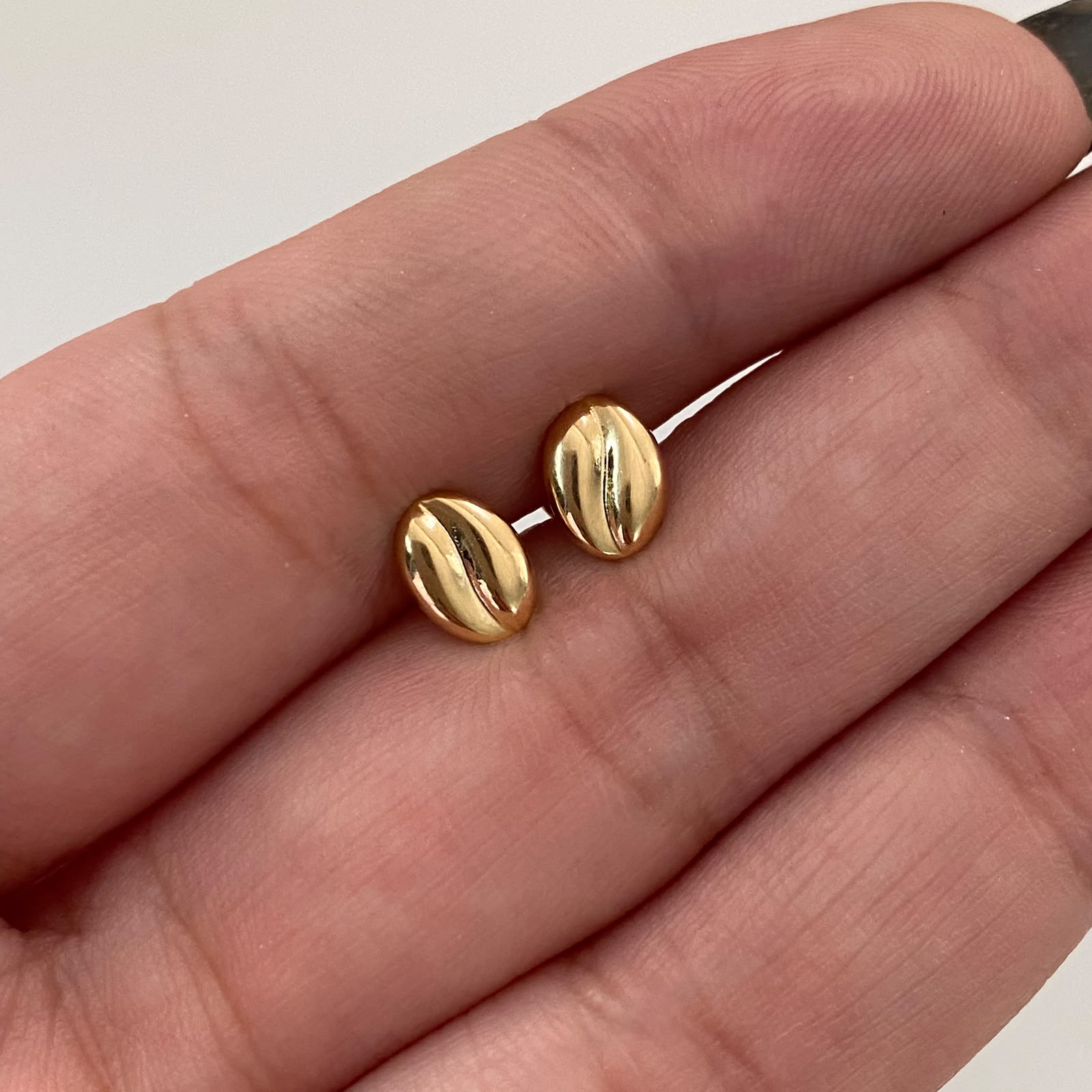 Topos grano de cafe liso  Oro amarillo 18k 0,6 Gr / 6 mm