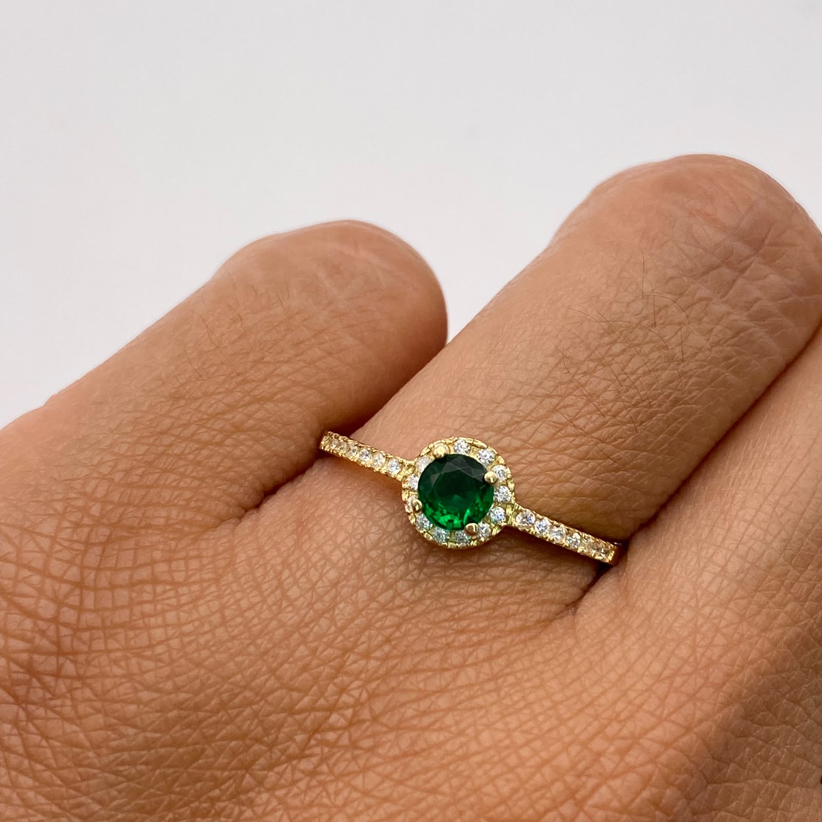 Anillo Solitario verdw Oro amarillo 18k / Talla 8 / 1,95 Gr / 1,3 mm