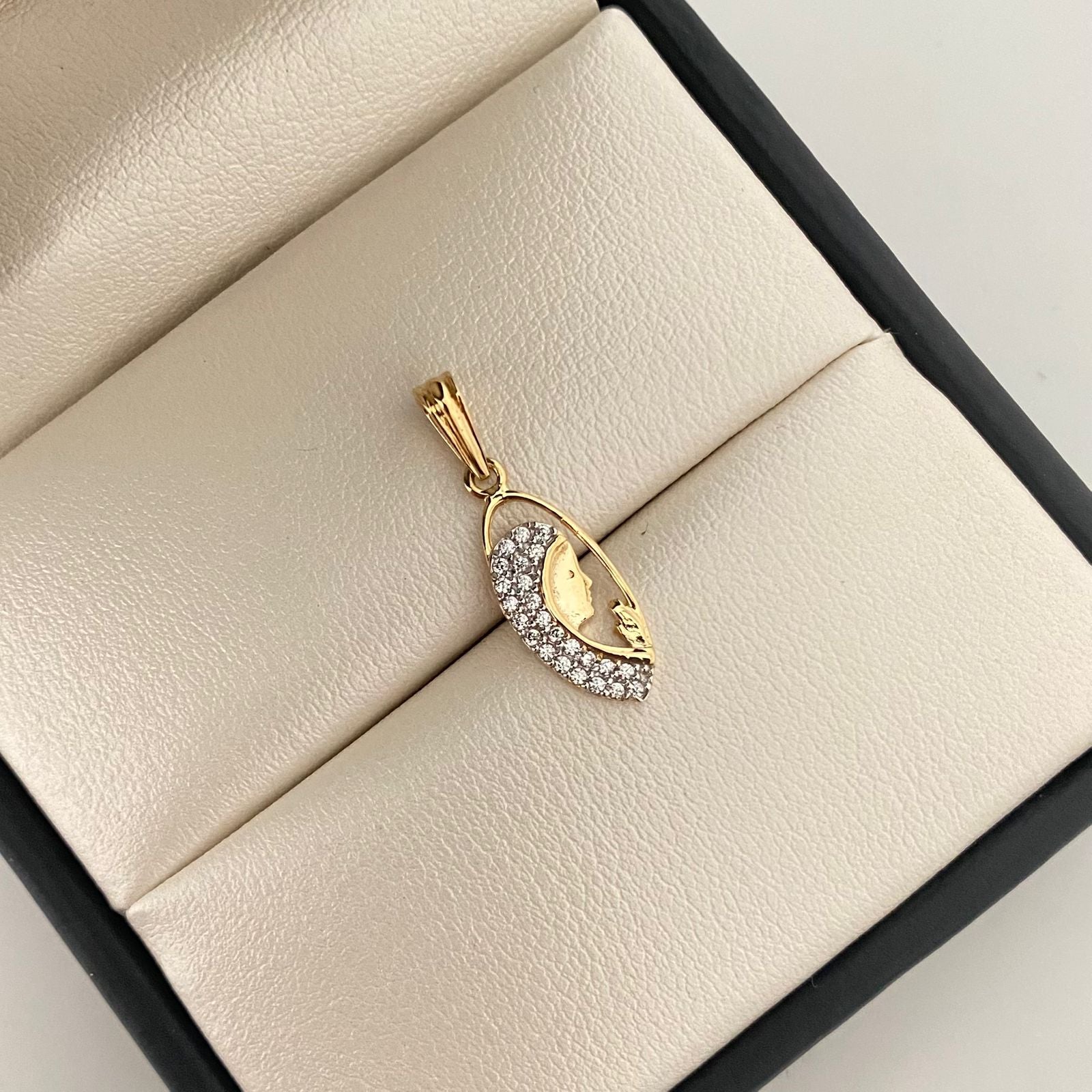 Dije niña maria casting Oro amarillo y Oro blanco 18k 1,1 Gr / 2,5 Cm