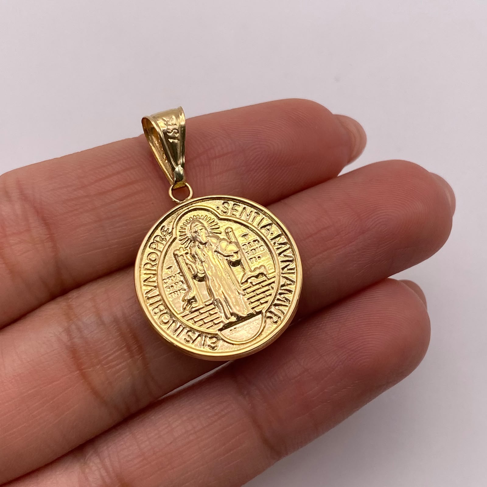 Dije San benito Oro amarillo 18k 2,66 Gr / 20,5 mm / 3,2 Cm