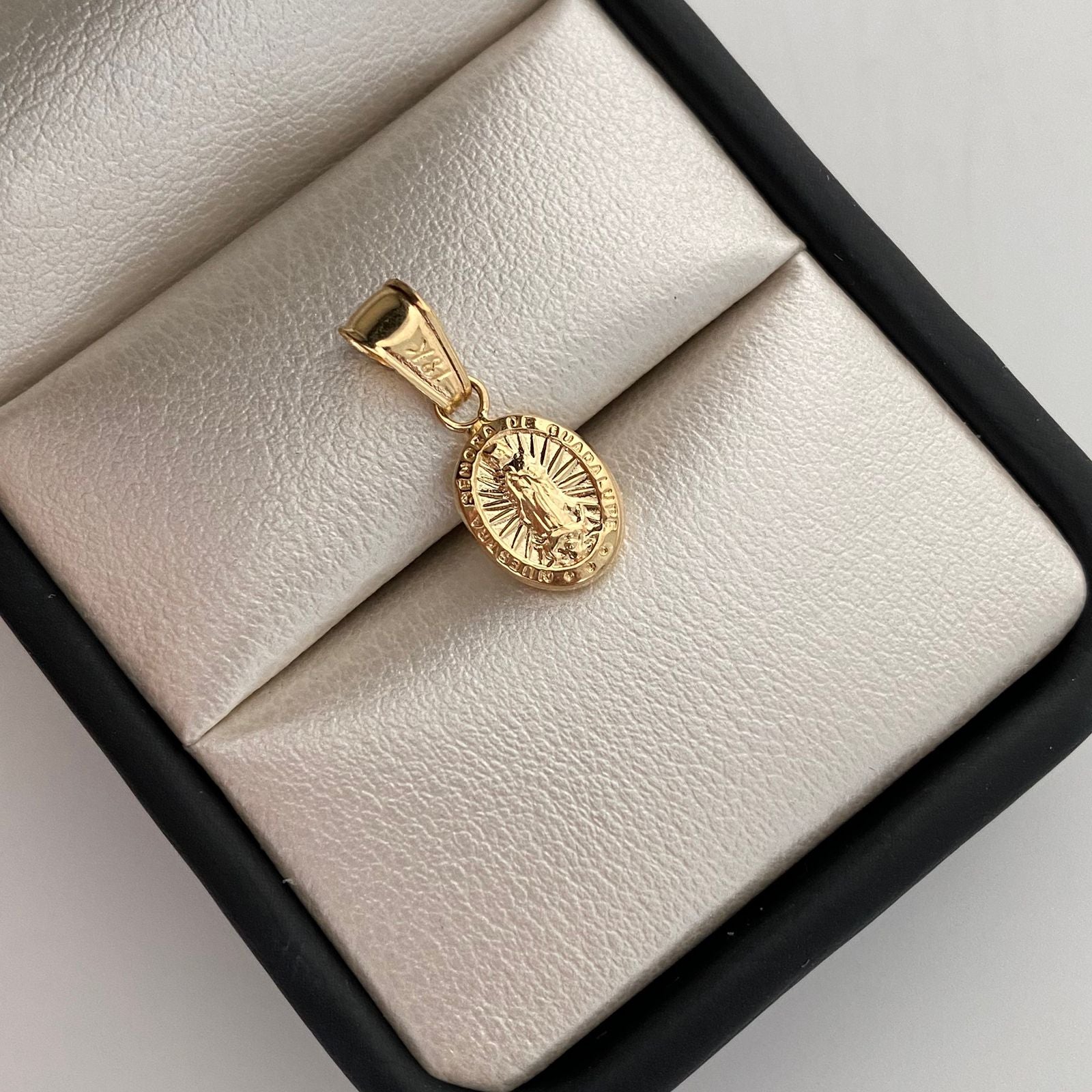 Dije Virgen de Guadalupe Oro amarillo 18k 0,5 Gr / 7,9 mm / 2 Cm