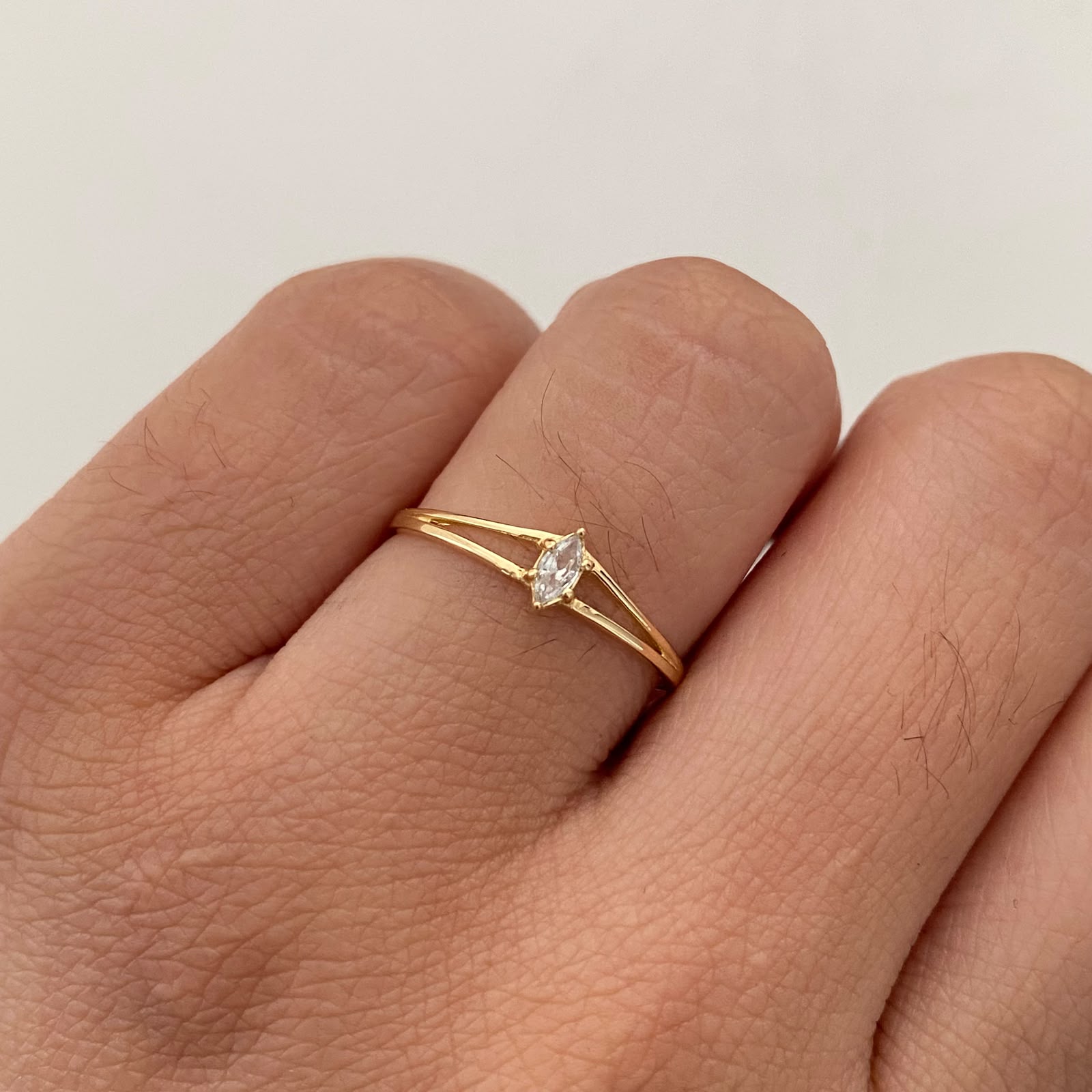 Anillo Solitario Oro amarillo 18k / Talla 7 / 0,85 Gr / 1,3 mm