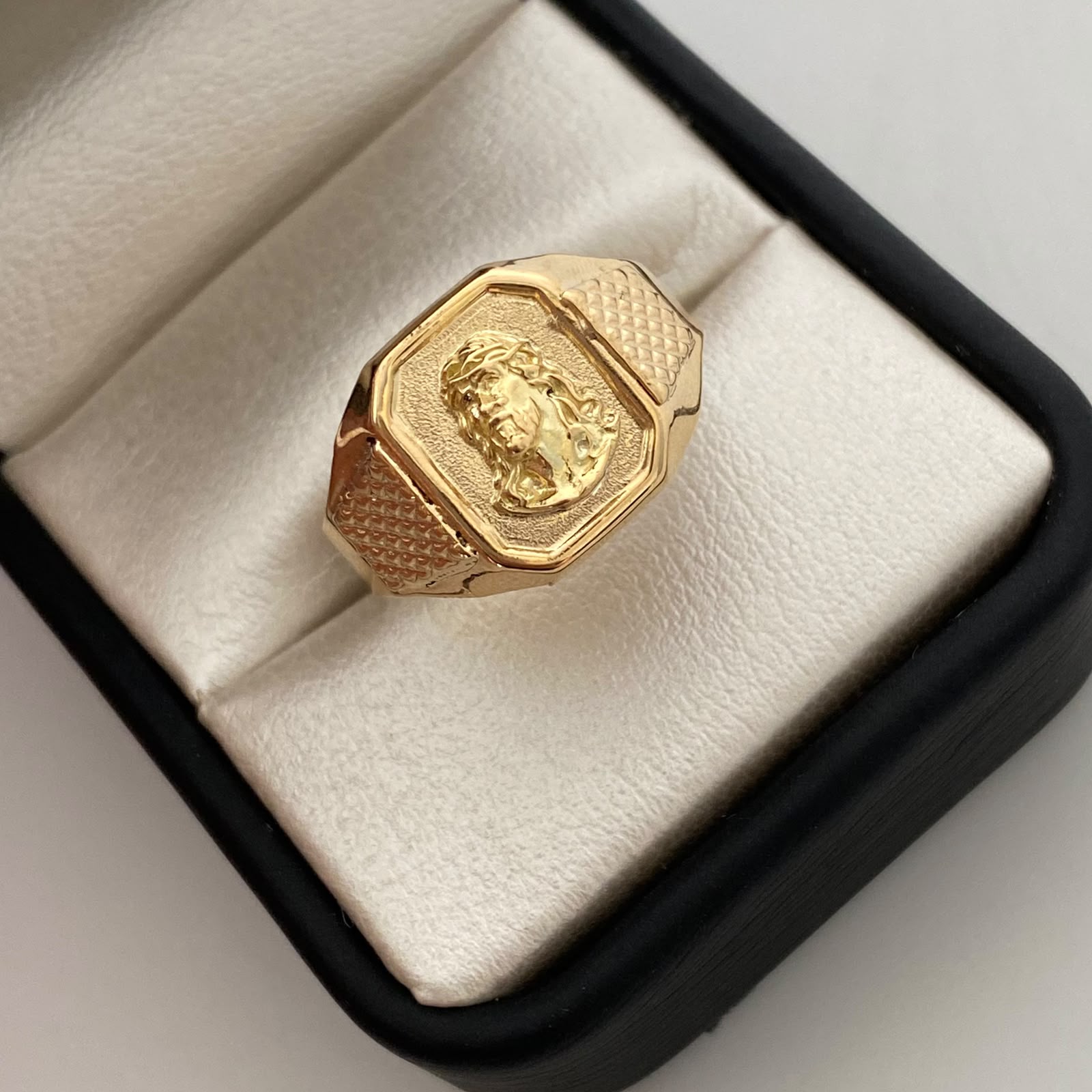 Anillo Troquel Rostro Oro amarillo 18k / Talla 12 / 3,55 Gr / 4,1 mm