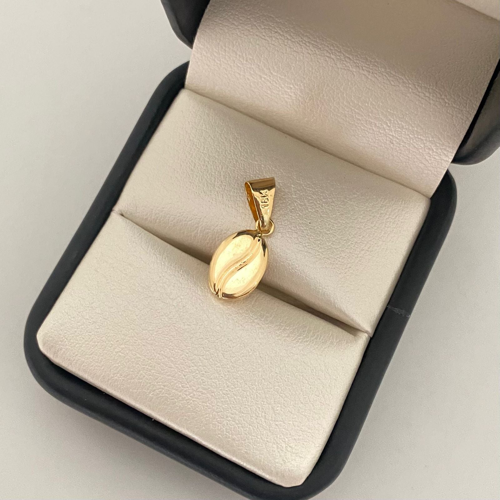 Dije grano de café Oro amarillo 18k 0,65 Gr / 2,0 Cm