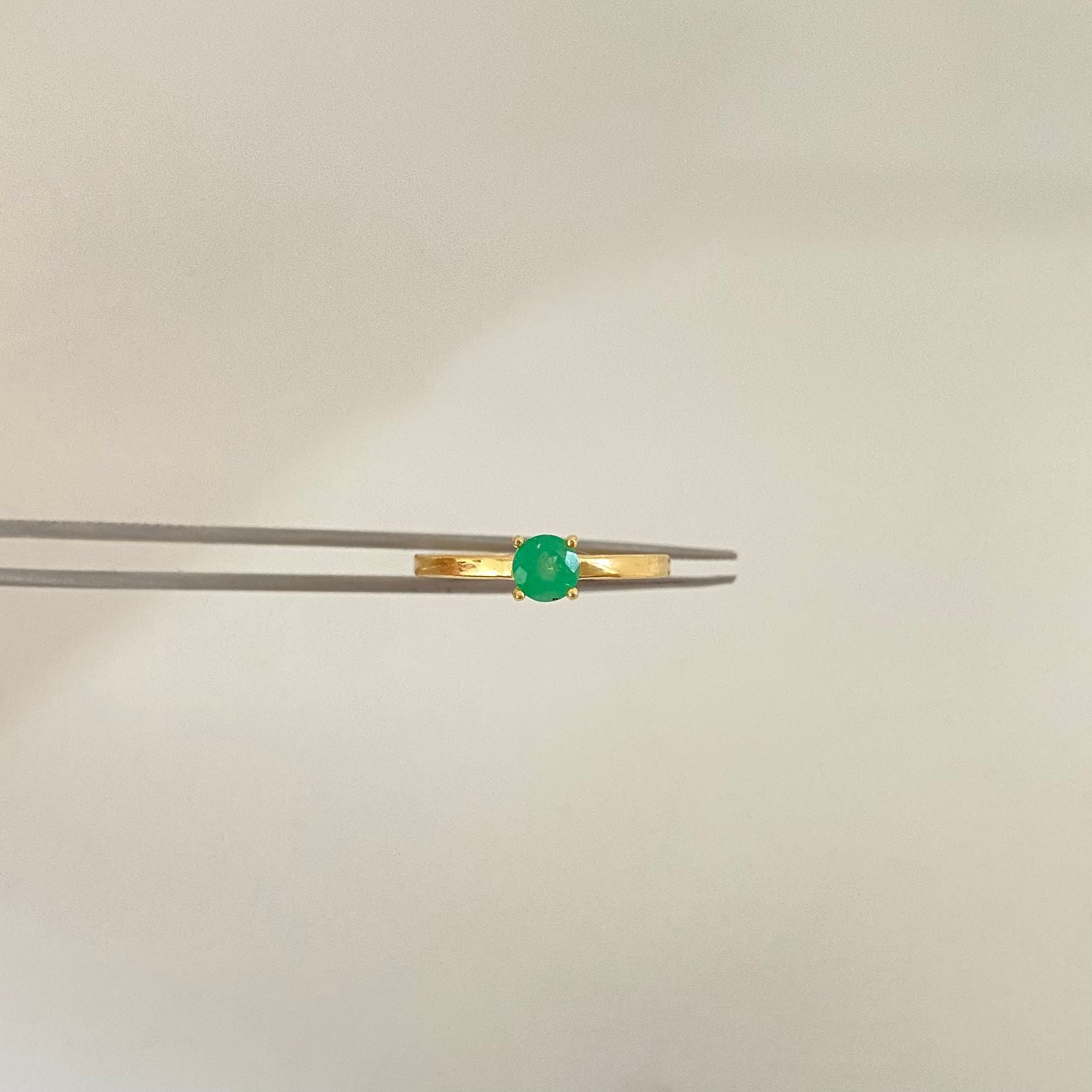 Anillo centro esmeralda Oro amarillo 18k / Talla 7 3/4 / 2,65 Gr