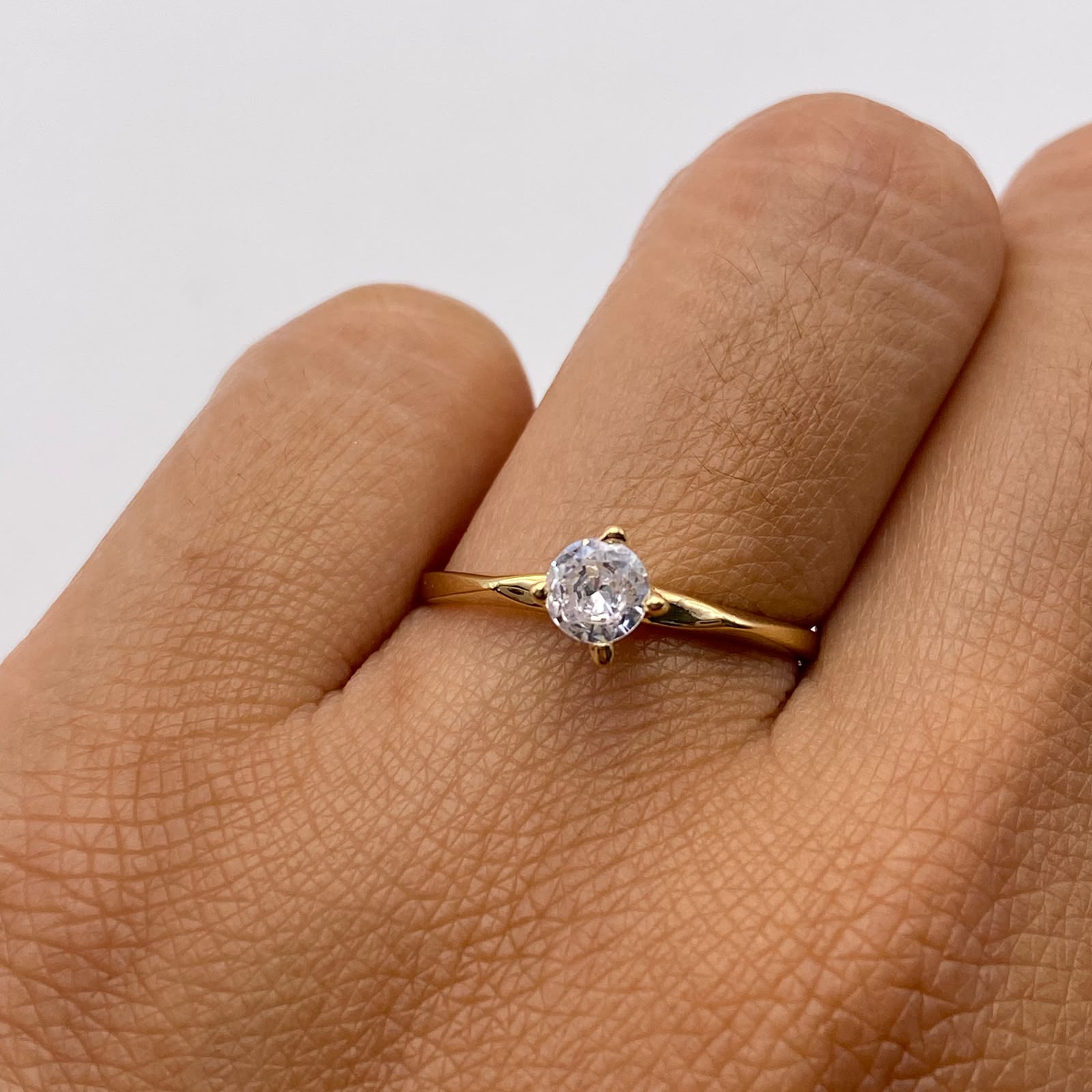 Anillo Solitario Oro amarillo 18k / Talla 8 / 1,68 Gr / 1,15 mm
