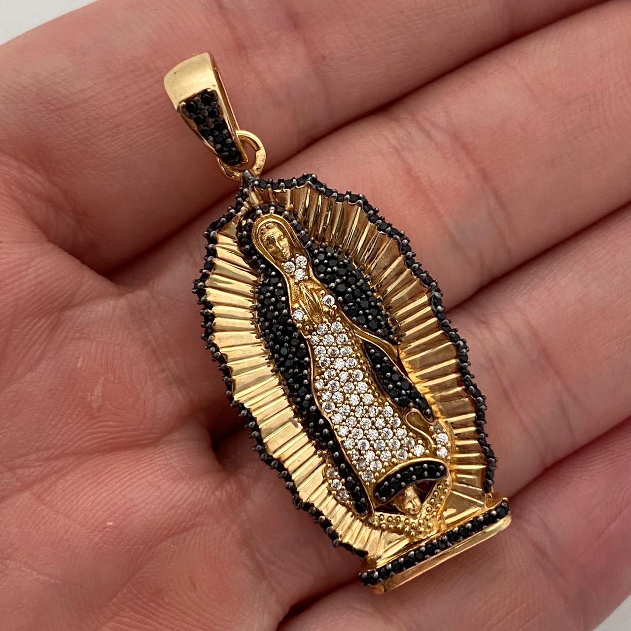 Dije virgen de guadalupe con circones negros y blancos  Oro amarillo 18k 9,8 Gr / 19,2 mm / 4,3 Cm