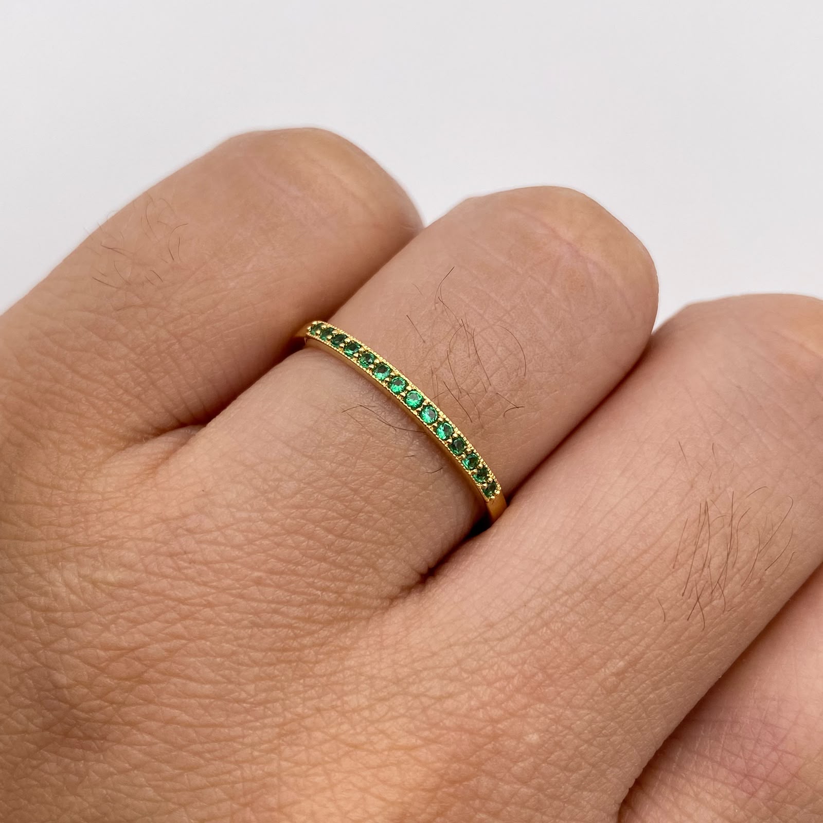 Anillo churumbela circones verdes Oro amarillo 18k / Talla 6 3/4 / 1,45 Gr / 1,55 mm