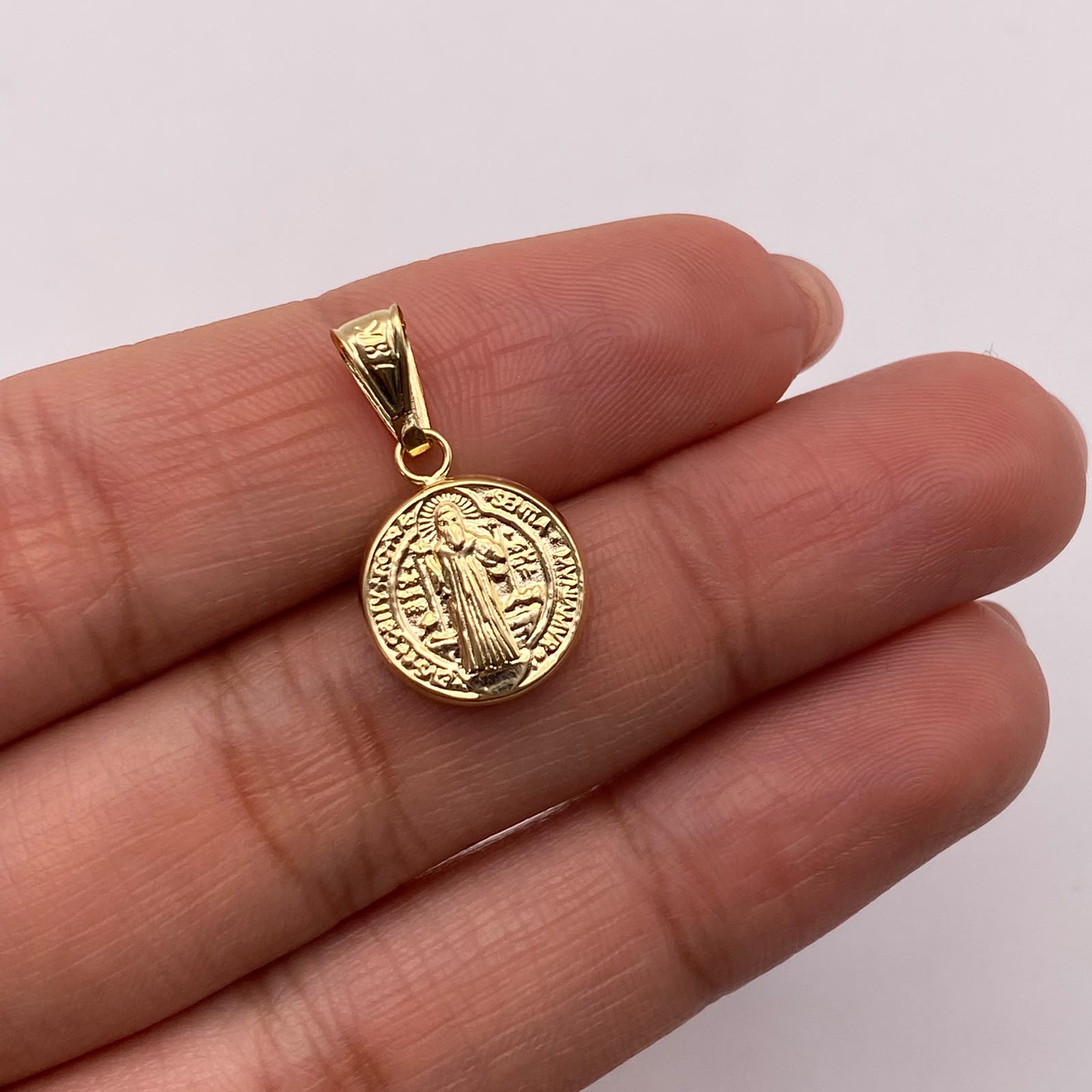 Dije San benito Oro amarillo 18k 0,7 Gr / 11,9 mm / 2,1 Cm