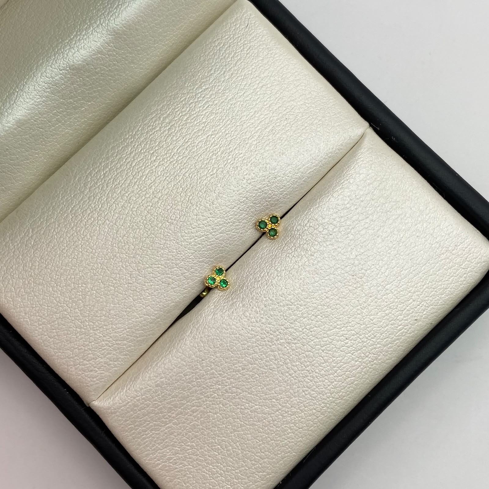 Topos Tres circones verdes Oro amarillo 18k 0,55 Gr / 4,0 mm