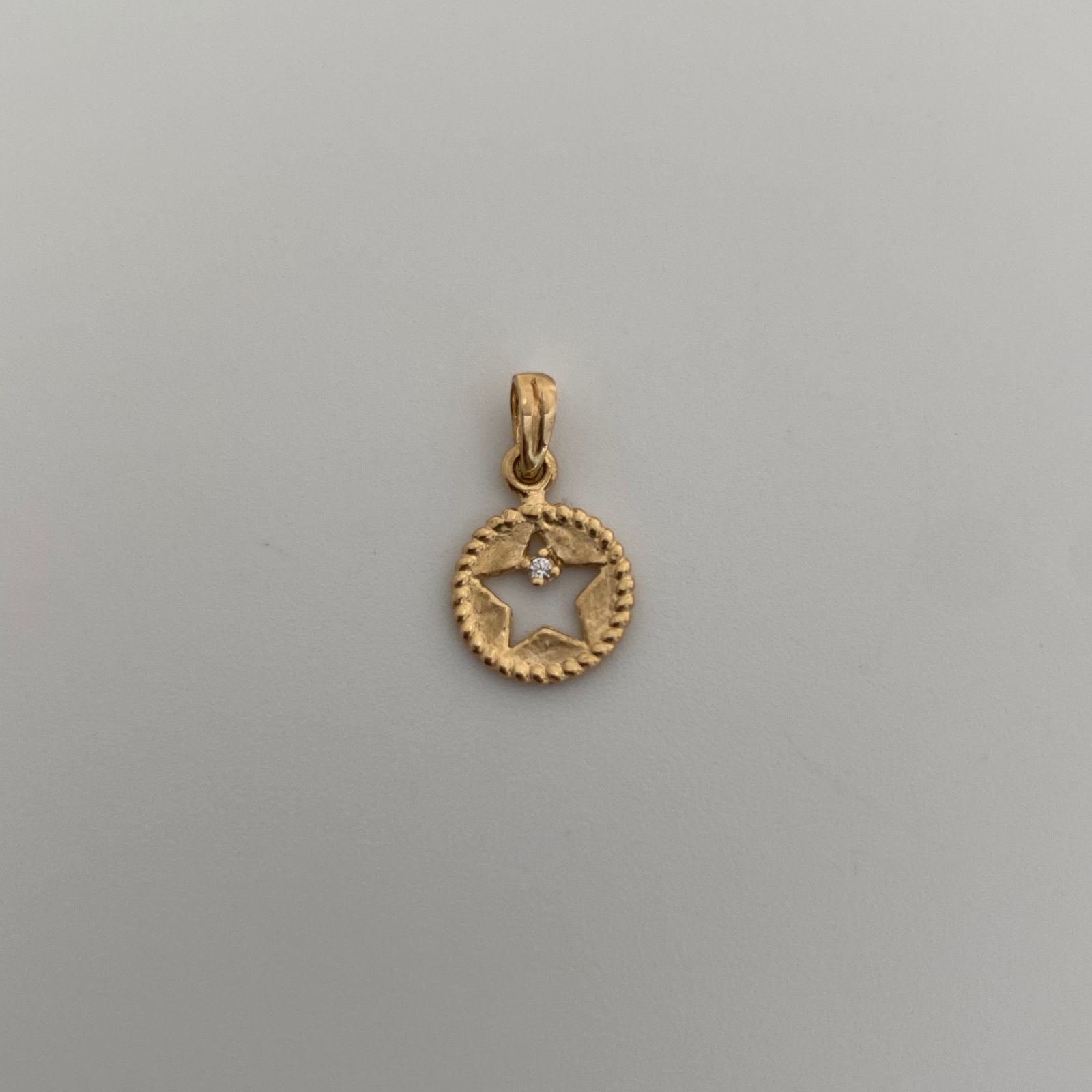 Dije circulo silueta estrella Oro amarillo 18k 0,95 Gr / 1,5 Cm