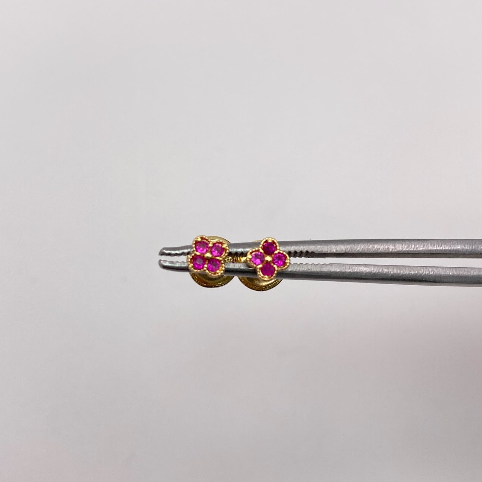 Topos mini flor circones fucsia Oro amarillo 18k 0,6 Gr / 4,5 mm