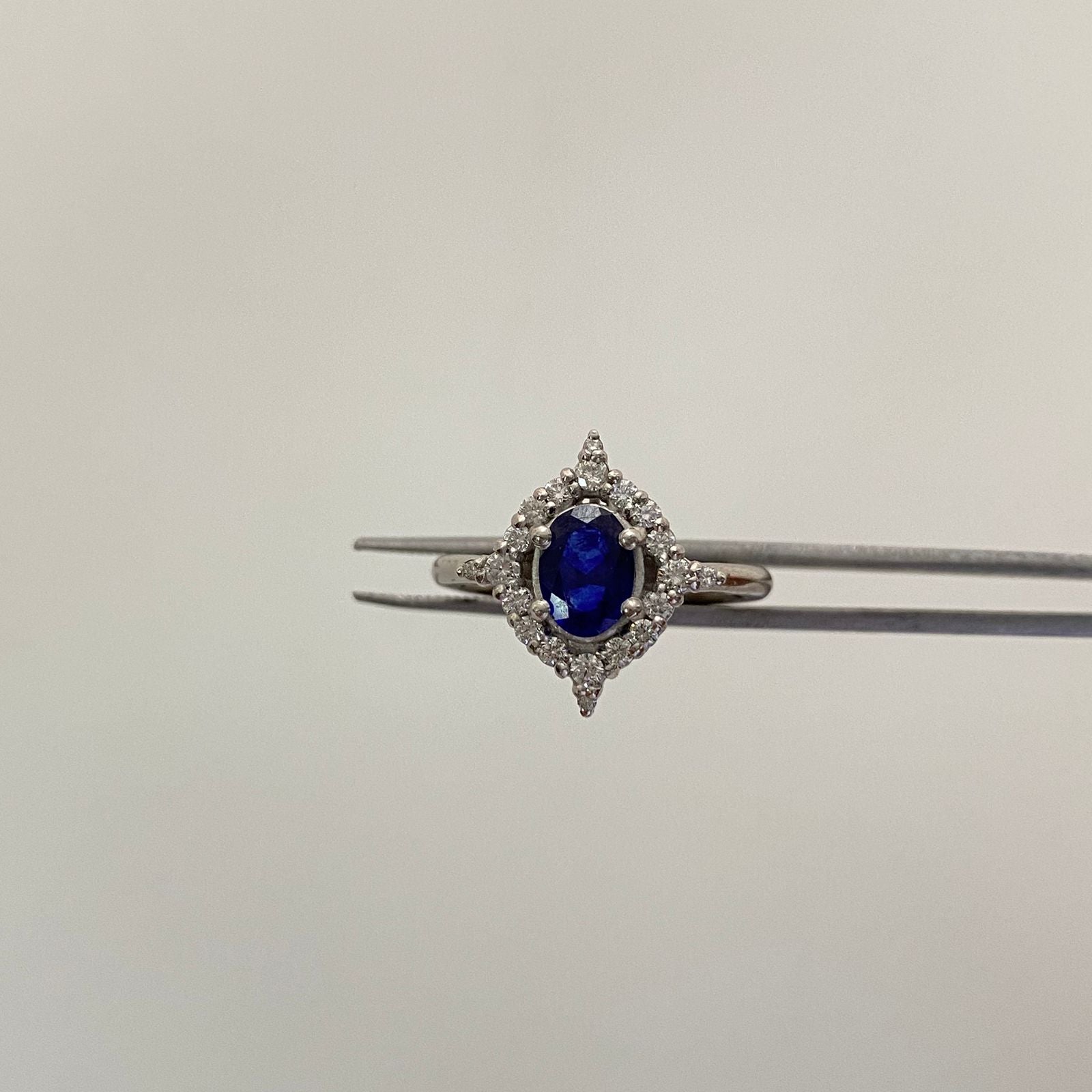 Anillo Solitario zafiro y dimantes (POR FABRICACION) 1.8mm y 1.5mm Oro blanco 18k / Talla 7 / 4,9 Gr / 2 mm