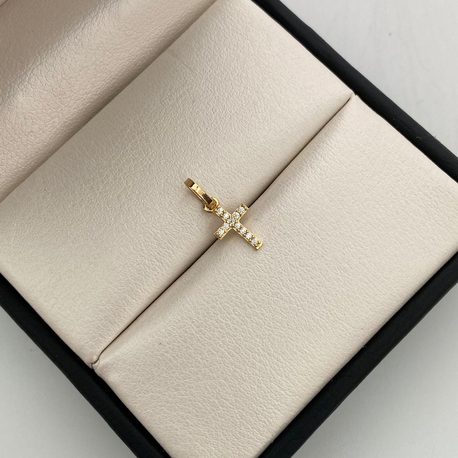 Dije Cruz blanca Casting Oro amarillo 18k 0,65 Gr / 7,4 mm / 1,8 Cm