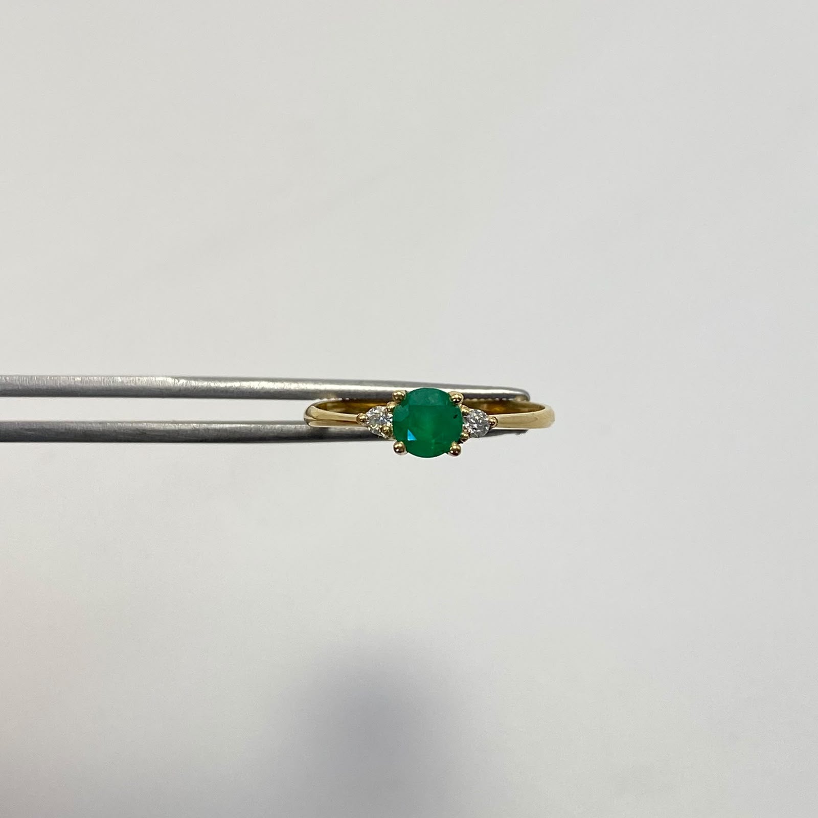 Anillo esmeralda 0.34 qt laterales moisanitas 0.02qt Oro amarillo / Talla 7 / 1,95 Gr