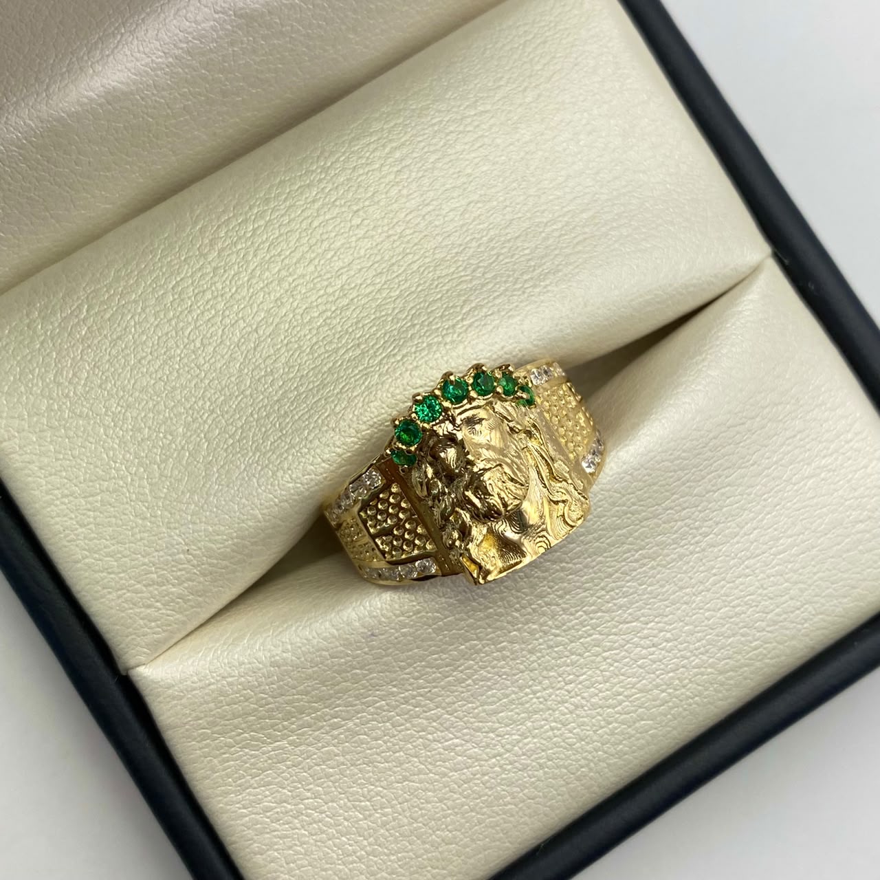 Anillo Rostro cristo circones blancos y verdes Oro amarillo 18k / Talla 9 1/2 / 6,2 Gr / 5,2 mm
