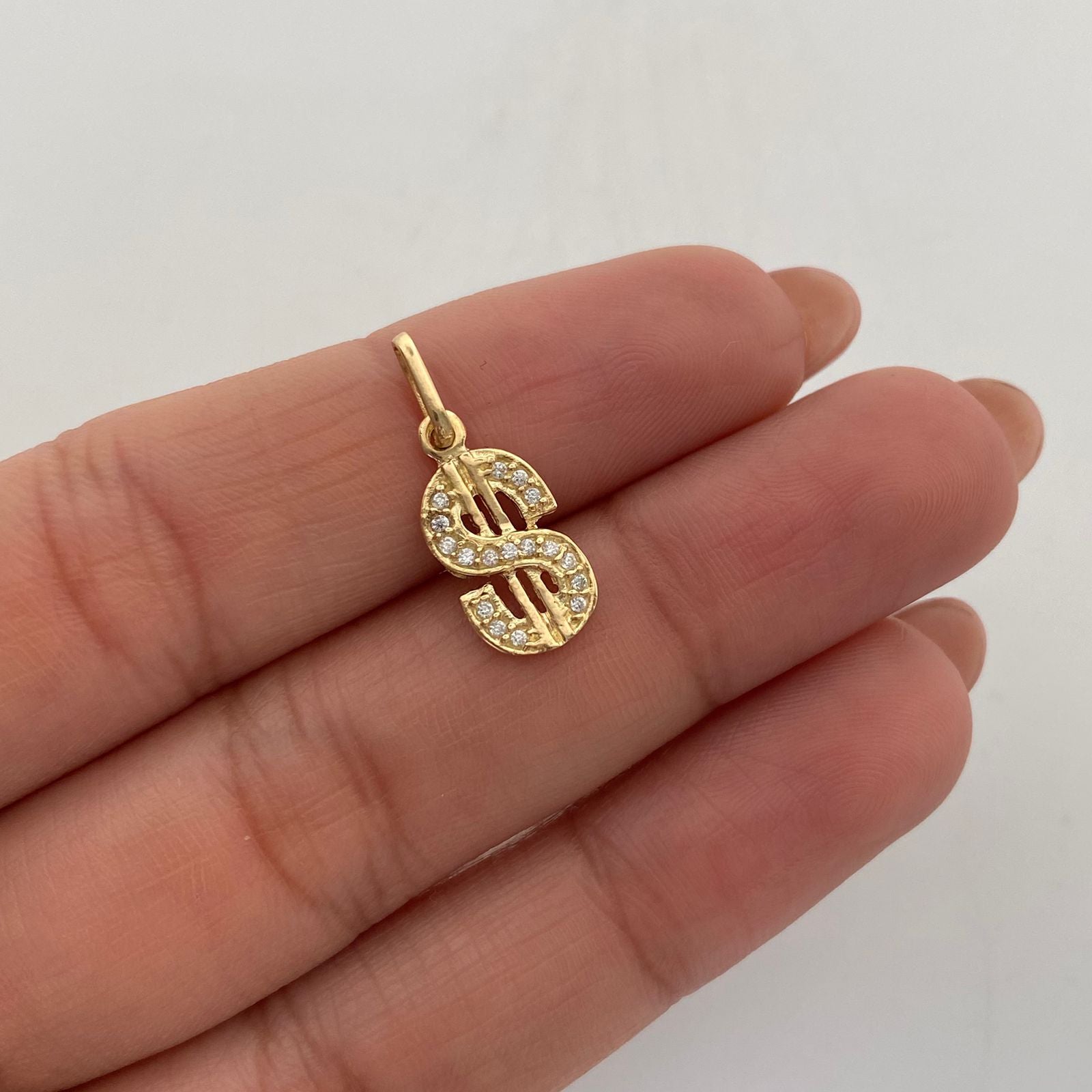 Dije Signo Pesos Casting Oro amarillo 18k 1,05 Gr / 8,5 mm / 2 Cm