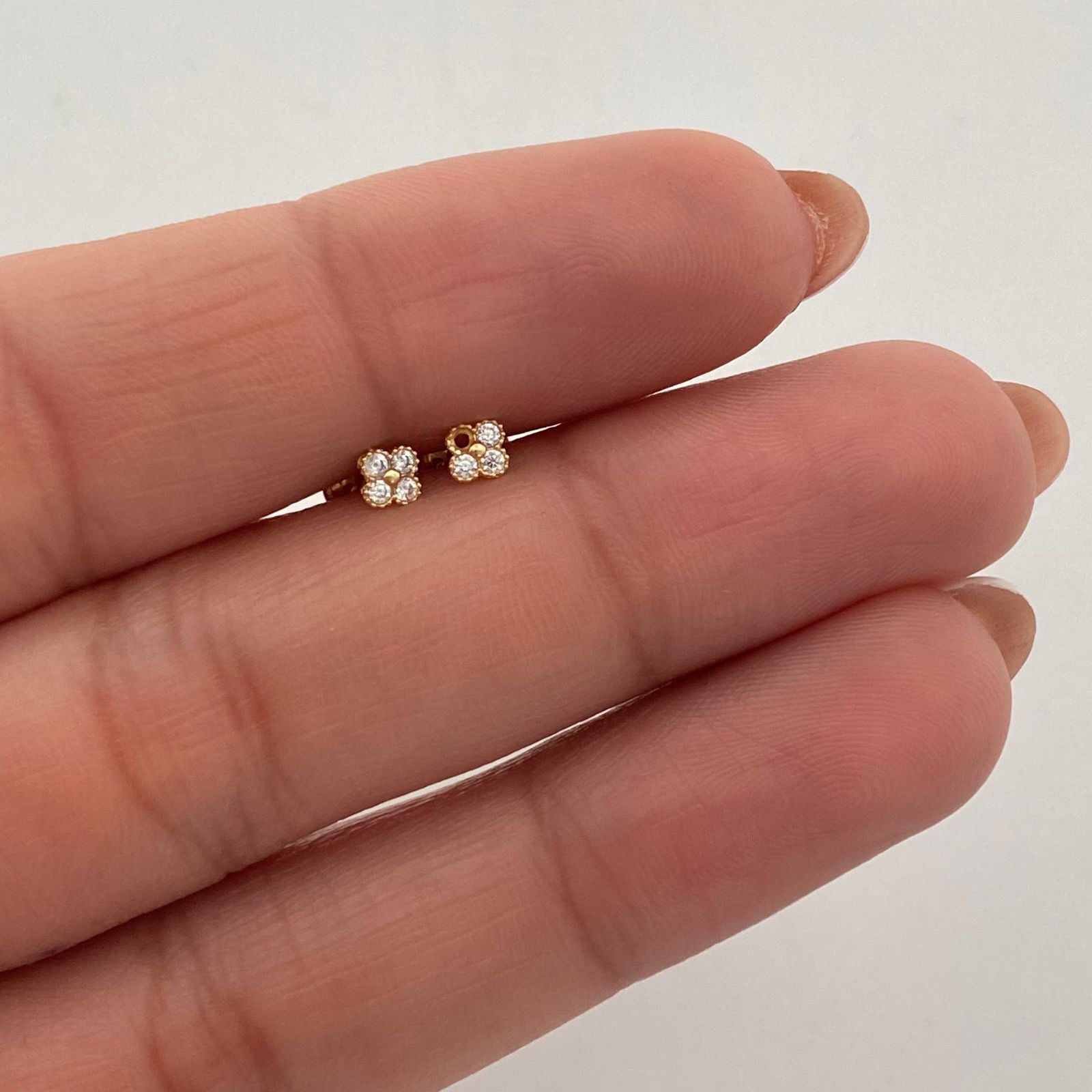 Topos mini flor con circones blancos  Oro amarillo 18k 0,45 Gr / 3,27 mm
