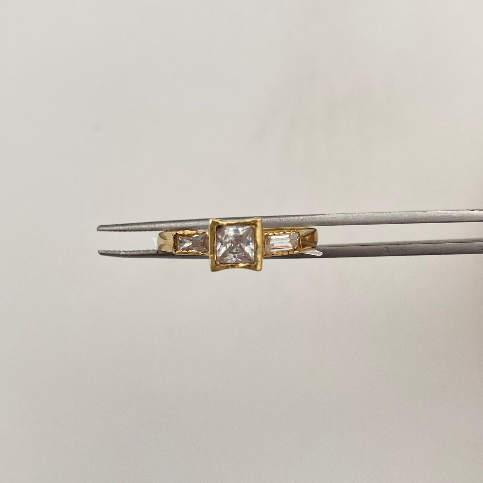 Anillo solitario triple circon blanco  / Talla 6 3/4 / 2,35 Gr / 5,78 mm