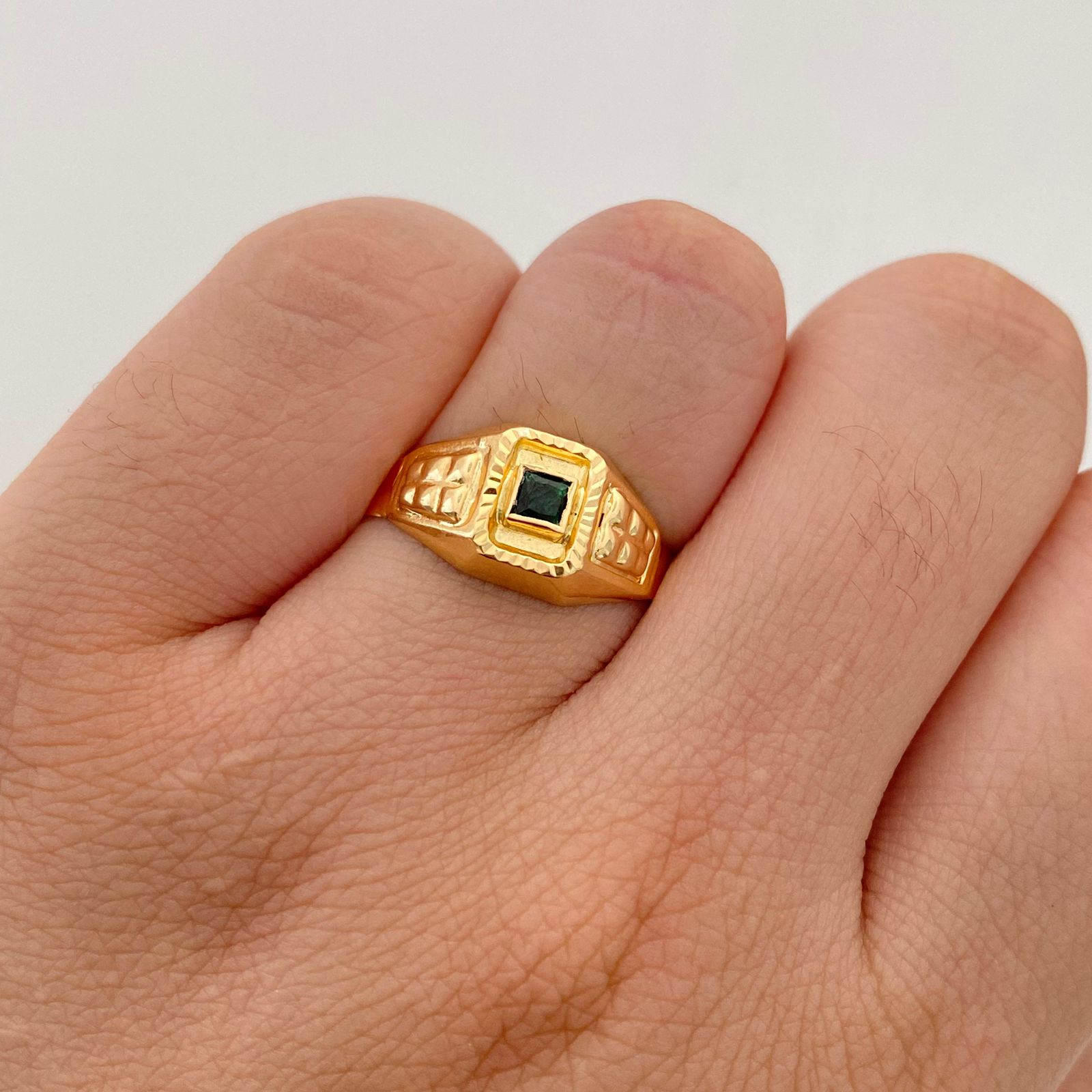 Anillo Troquel circon verde Oro amarillo 18k / Talla 11 / 2 Gr / 3,7 mm