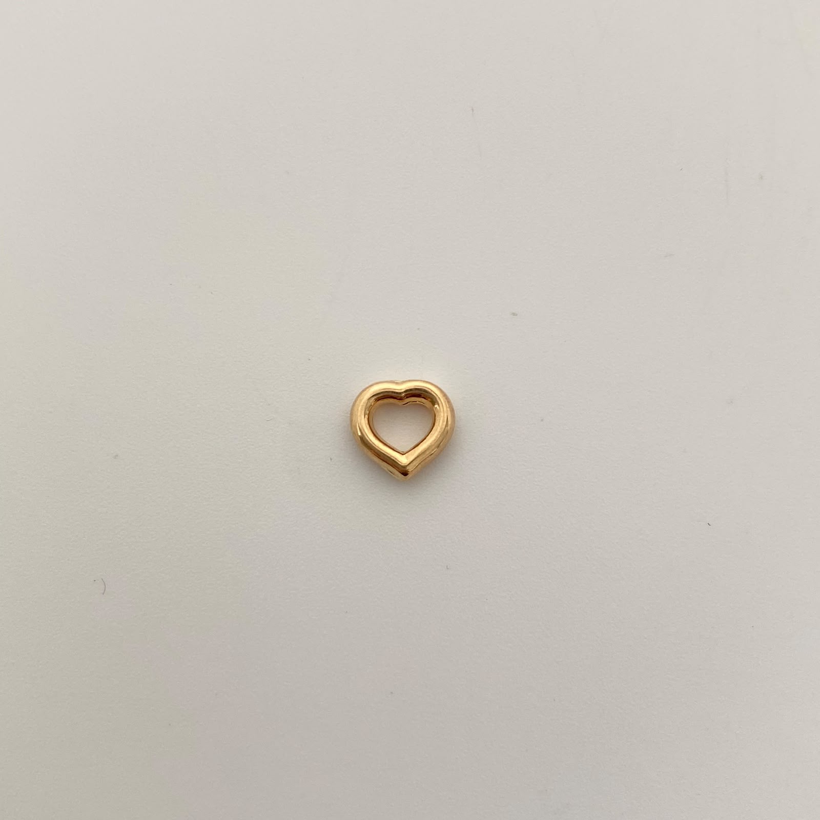 Herraje Corazon Silueta Pasante Oro amarillo 18k 0,3 Gr / 0,7 Cm