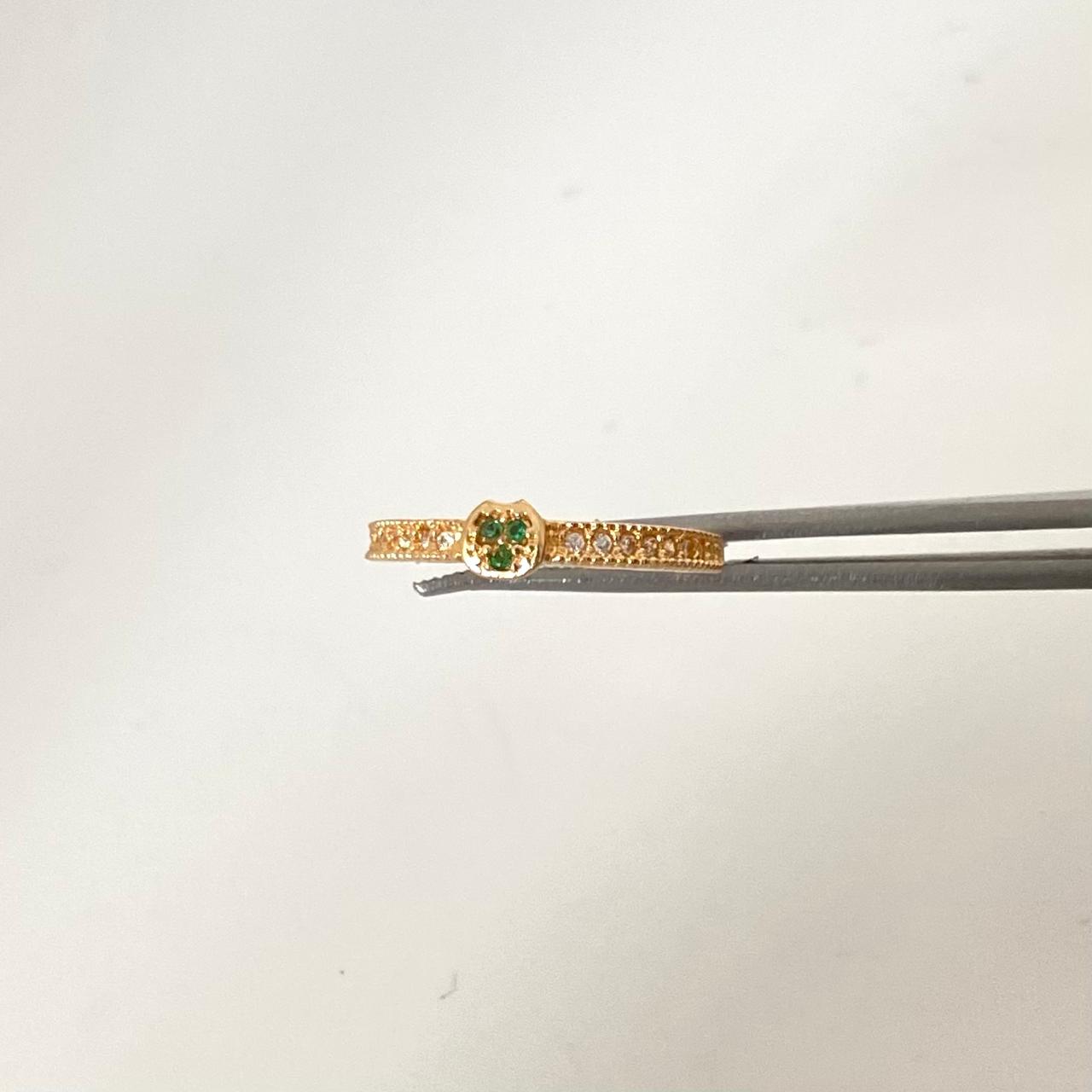 Anillo tipo solitario centro triple circon verde lateral casting Oro amarillo 18k / Talla 5 1/2 / 1,8 Gr