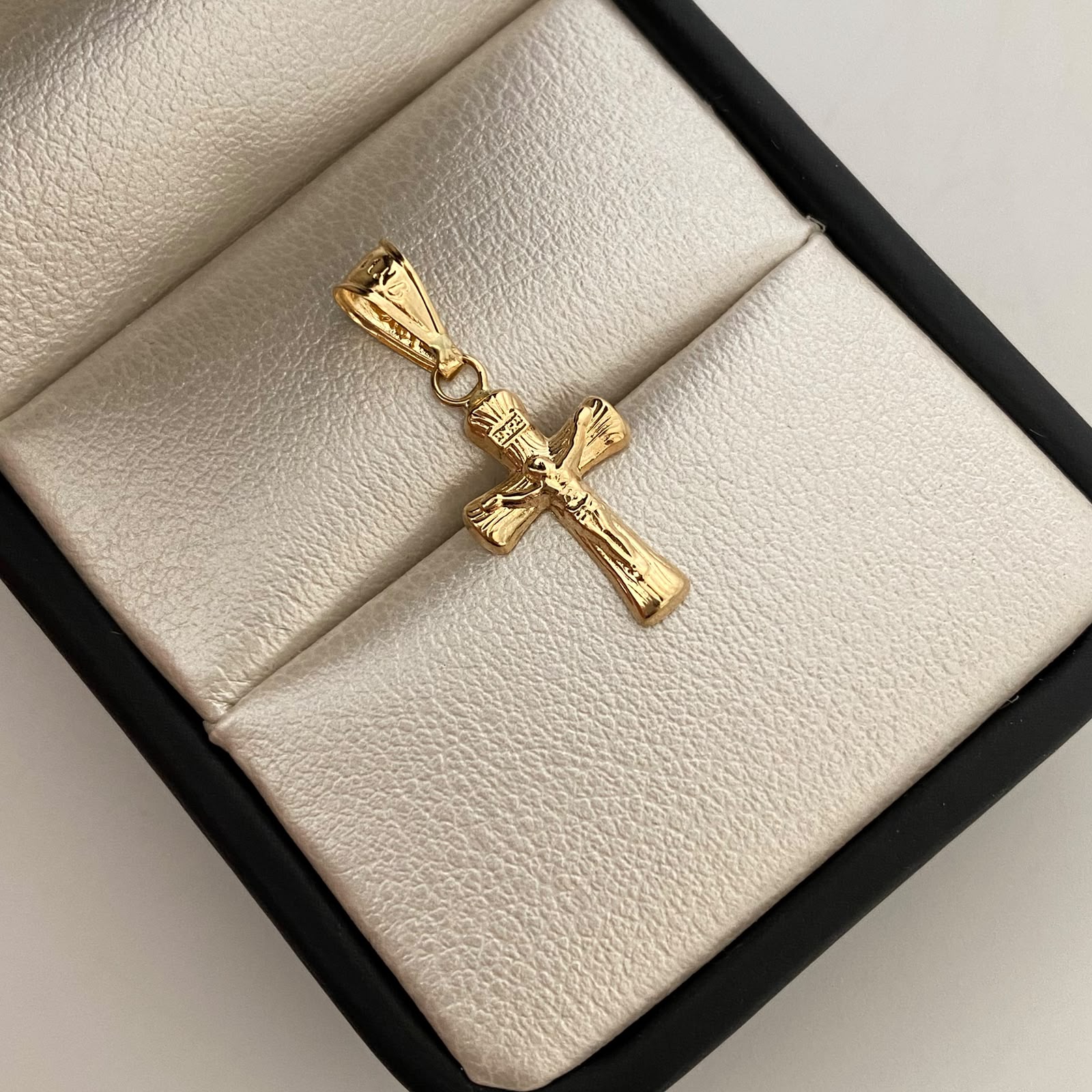 Dije Cruz Cristo Oro amarillo 18k 0,5 Gr / 10,3 mm / 2,4 Cm