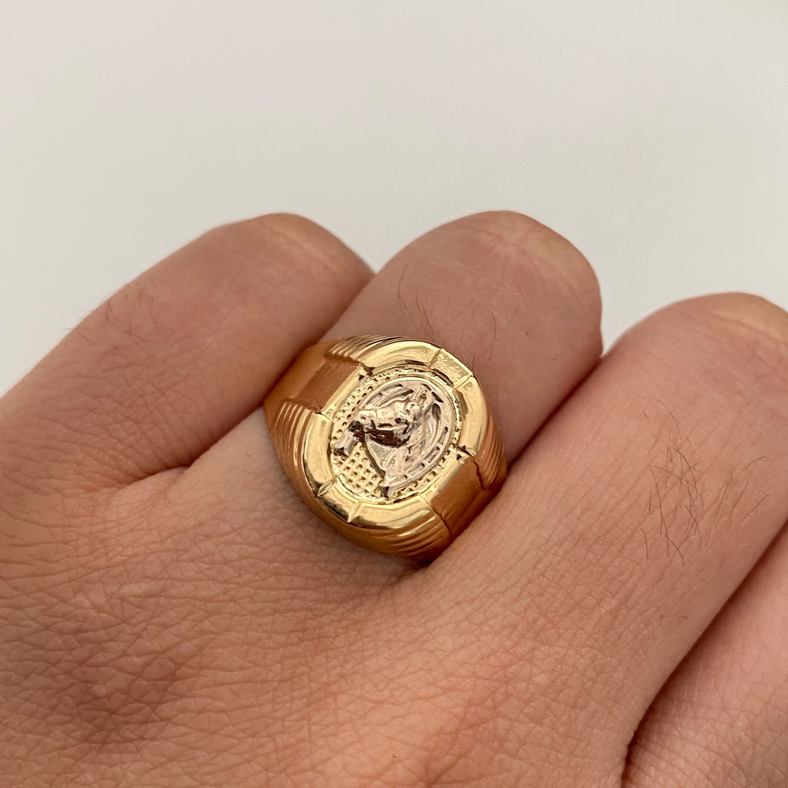 Anillo Herradura Caballo Oro amarillo y Oro blanco 18k / Talla 9 / 3,7 Gr / 4,2 mm