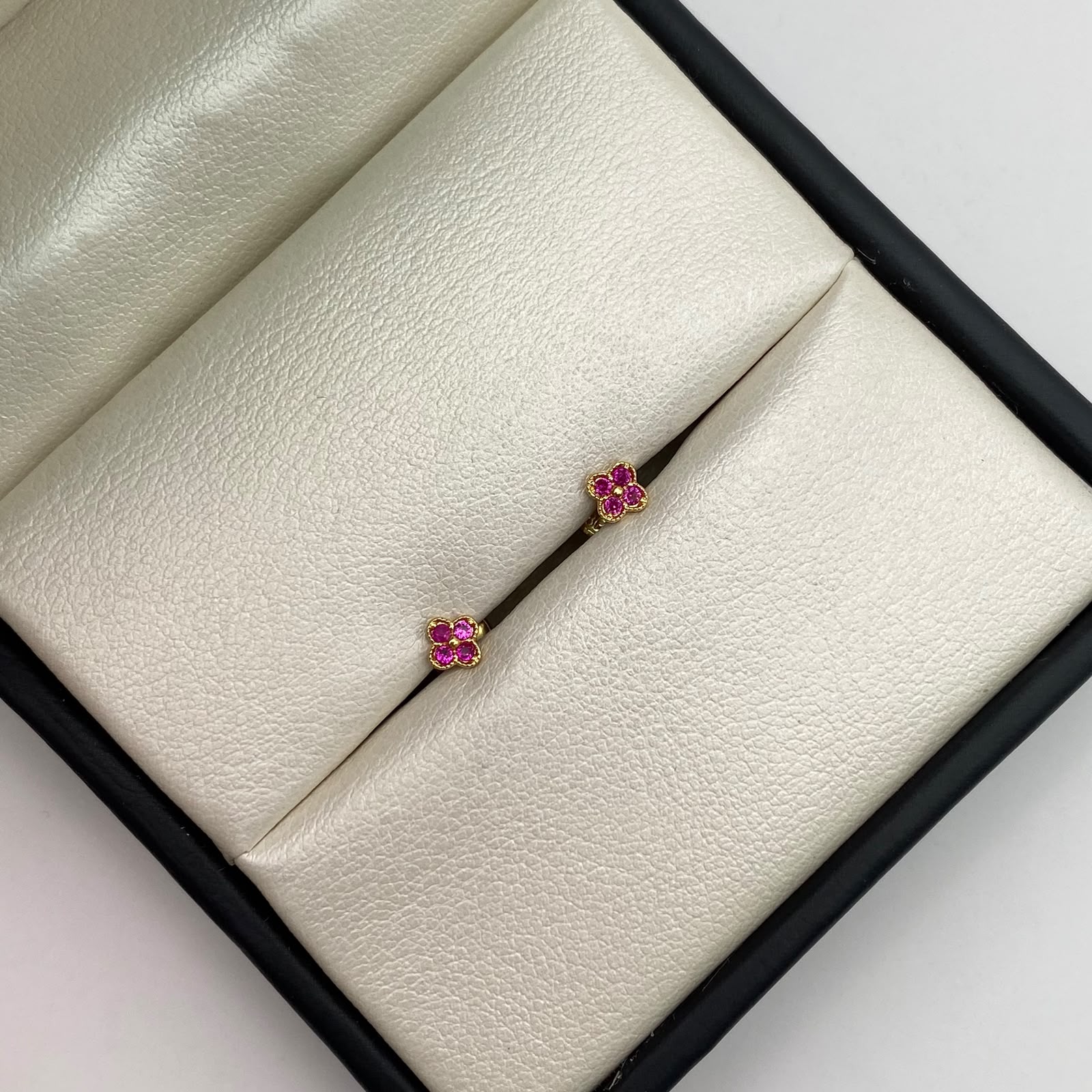 Topos mini flor circones fucsia Oro amarillo 18k 0,6 Gr / 4,5 mm