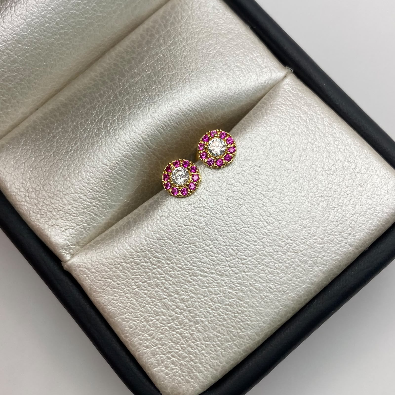 Topos Circulo borde fucsia y centro blanco Oro amarillo 18k 0,75 Gr / 5,4 mm