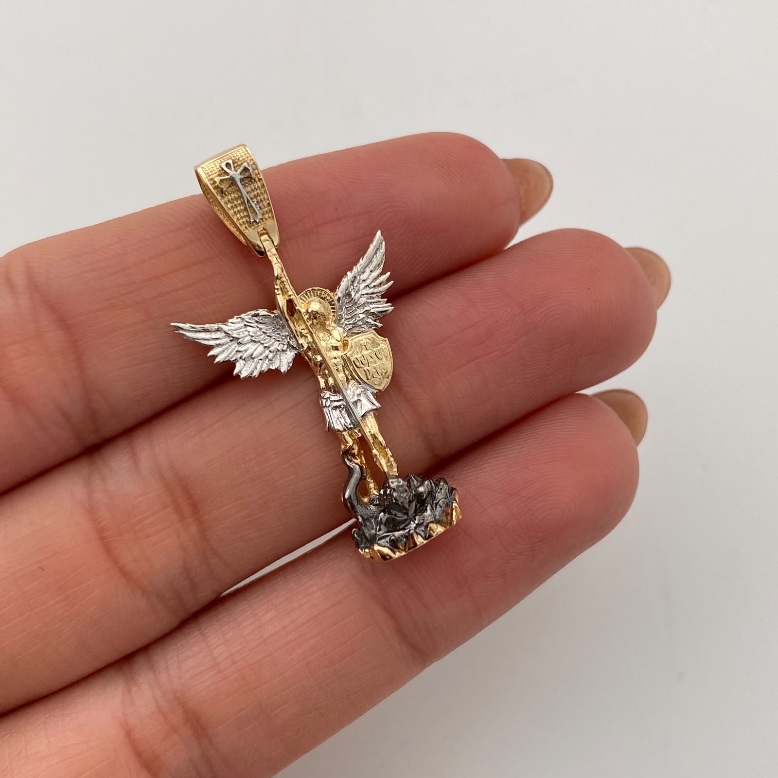 Dije San Miguel Arcangel Silueta Oro amarillo y Oro blanco 18k 4,45 Gr / 17,0 mm / 3,1 Cm