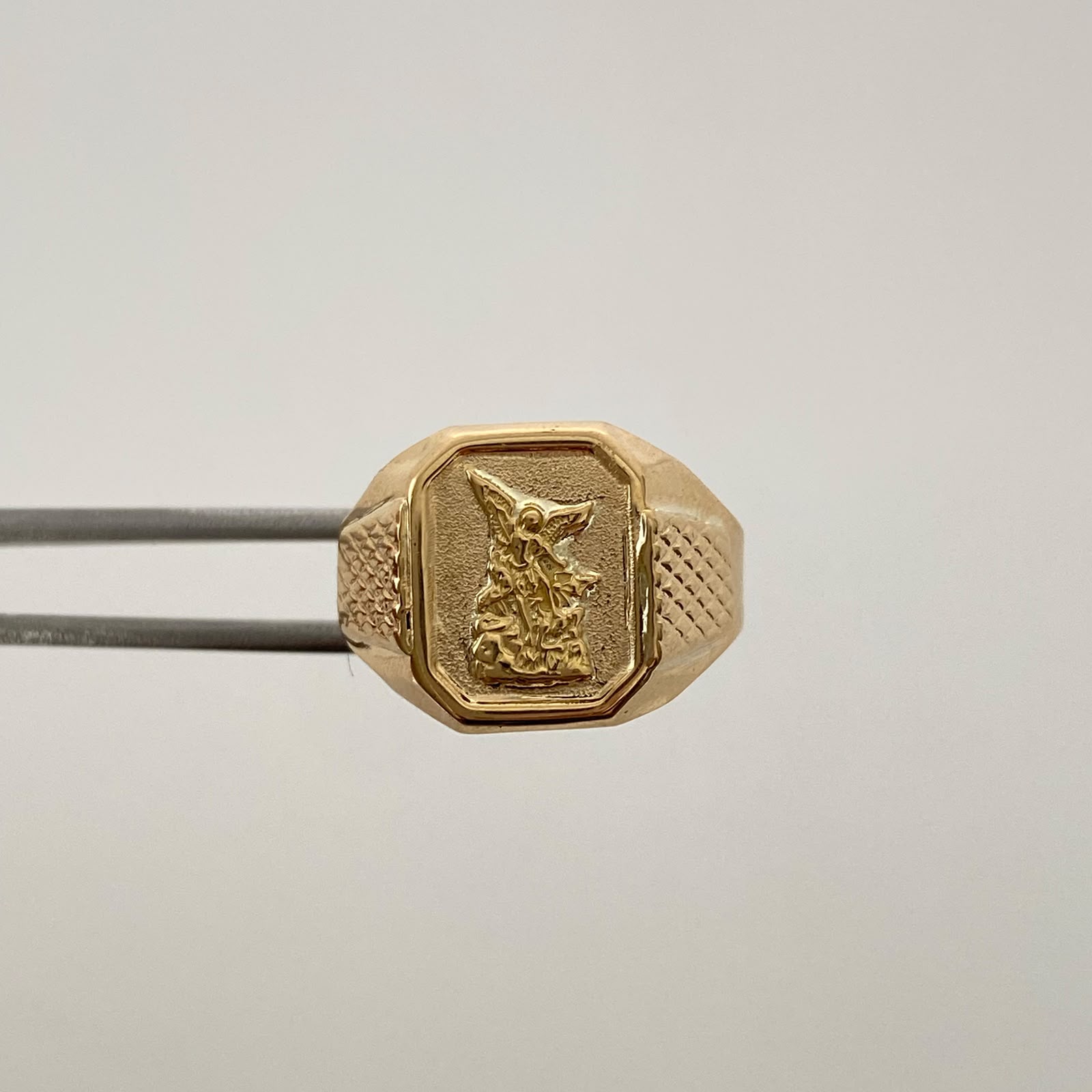 Anillo Troquel San Miguel Arcangel Oro amarillo 18k / Talla 9 1/2 / 3,2 Gr / 4 mm