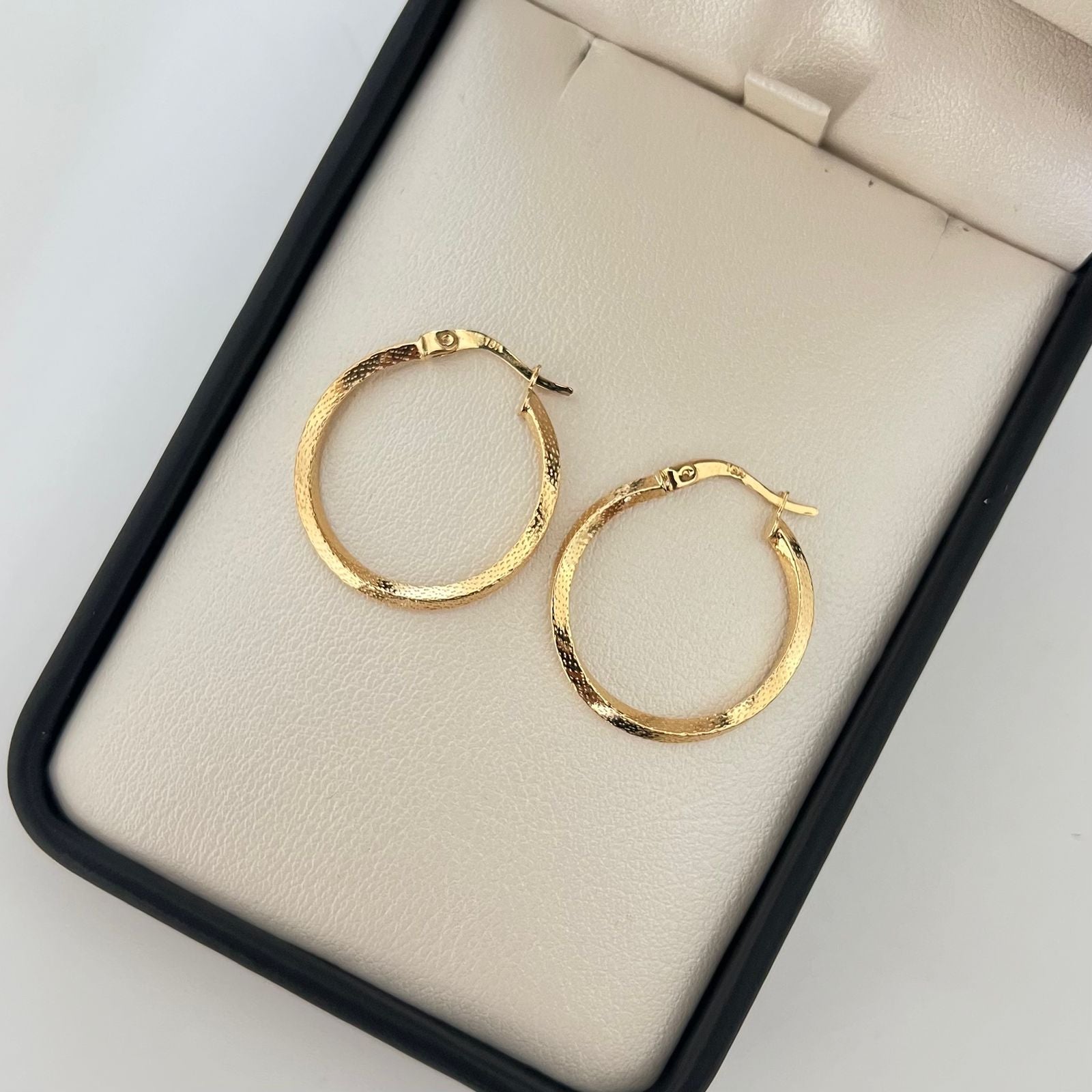 Candonga entorchada punteada Oro amarillo 18k 1,75 Gr / 2,5 Cm