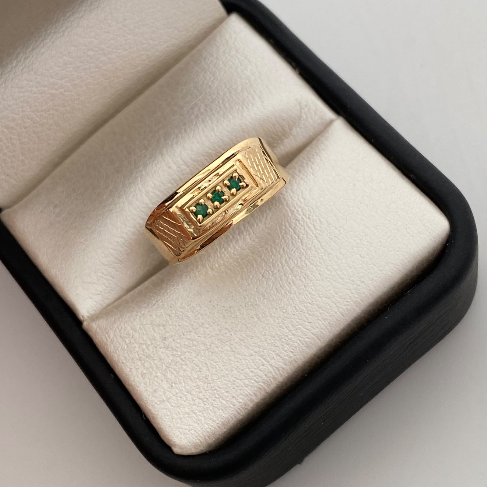 Anillo Toquel Tres Circones Verde Oro amarillo 18k / Talla 7 / 1,9 Gr / 4,4 mm