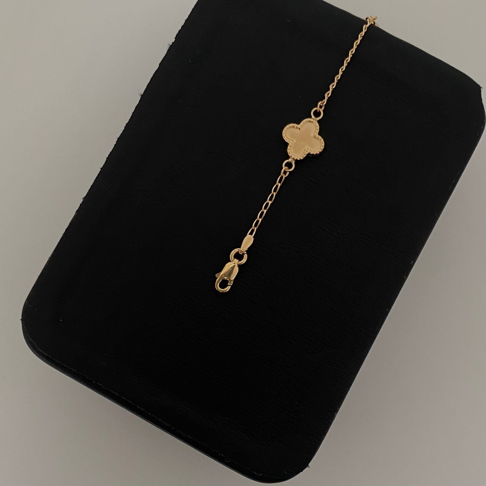 Pulso trebol fondo mate Oro amarillo 18k 3,30 Gr / 1,4 mm / 19,5 Cm Broche 0,40