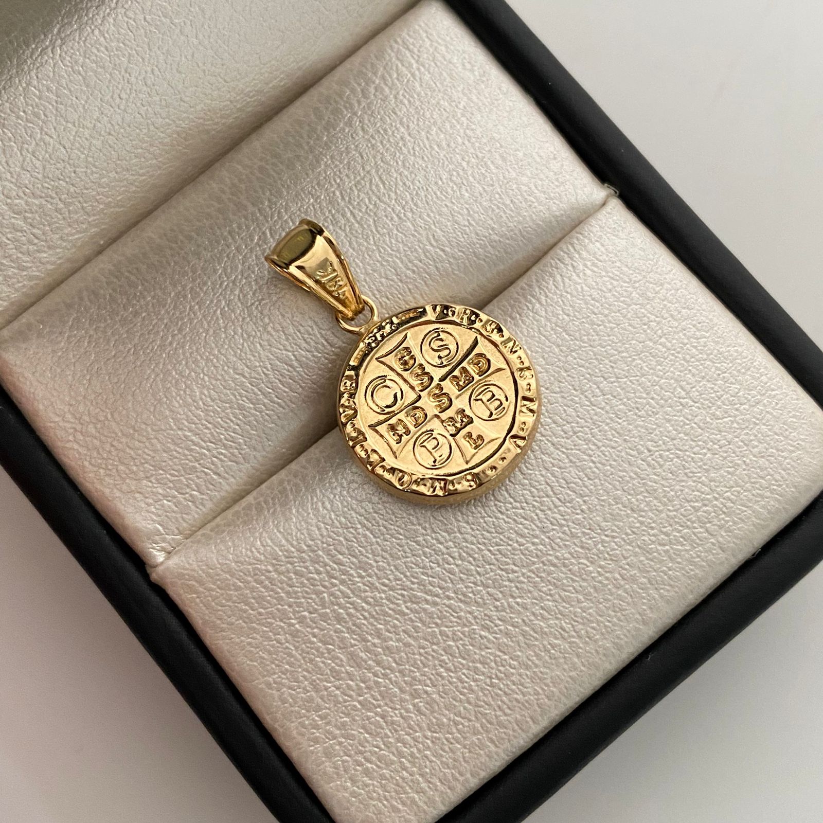 Dije San Benito Oro amarillo 18k 0,9 Gr / 14 mm / 2,4 Cm