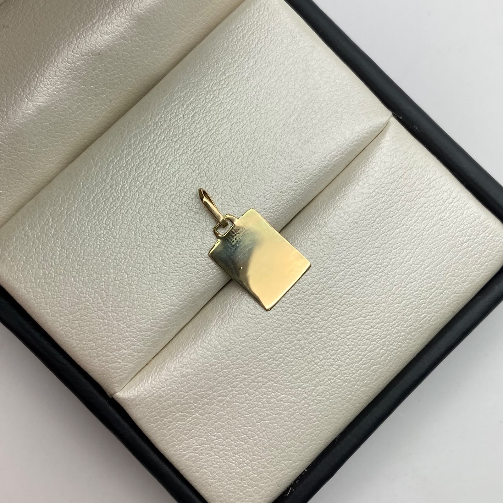 Dije placa lisa Oro amarillo 18k 0,7 Gr / 9,9 mm / 2 Cm