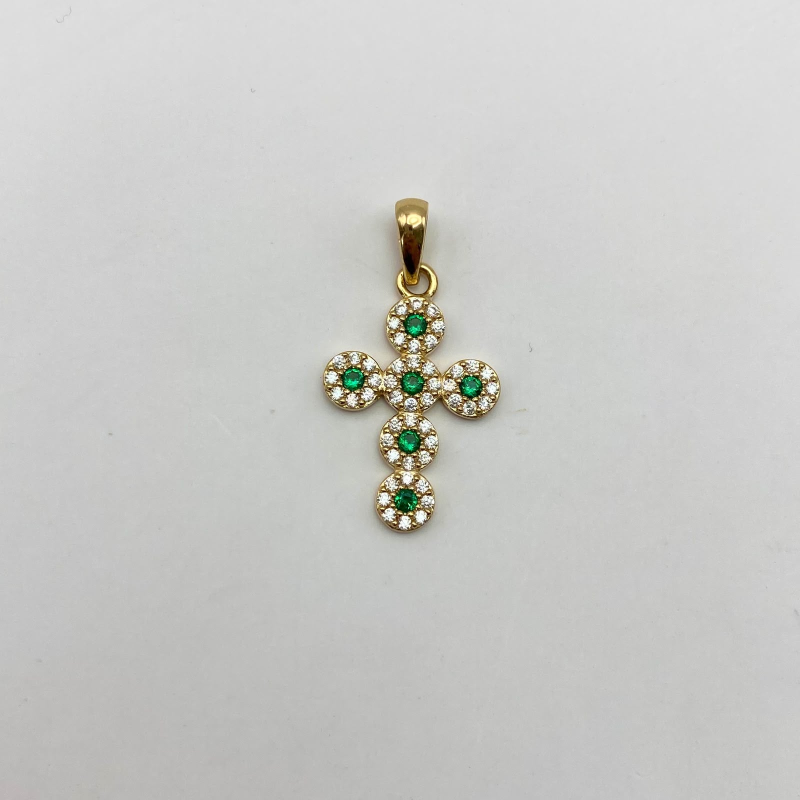 Dije cruz circulo circones blancos y verdes Oro amarillo 18k 2,30 Gr / 16,10 mm / 3 Cm
