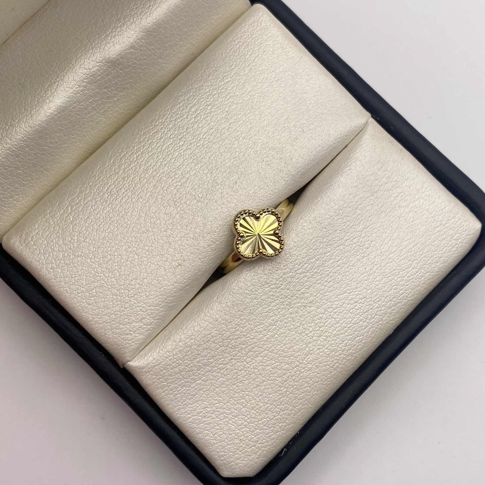 Anillo trebol diamantado Oro amarillo 18k / Talla 5 1/2 / 1 Gr / 2,15 mm