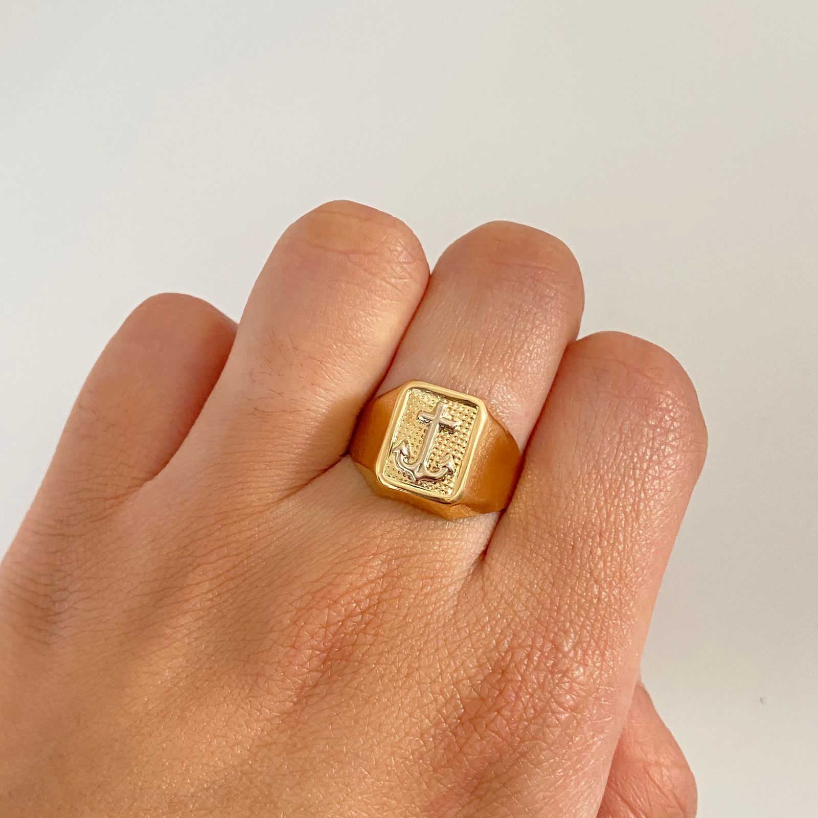 Anillo rectangular troquel grabado ancla Oro amarillo y Oro blanco 18k / Talla 9 / 3,5 Gr