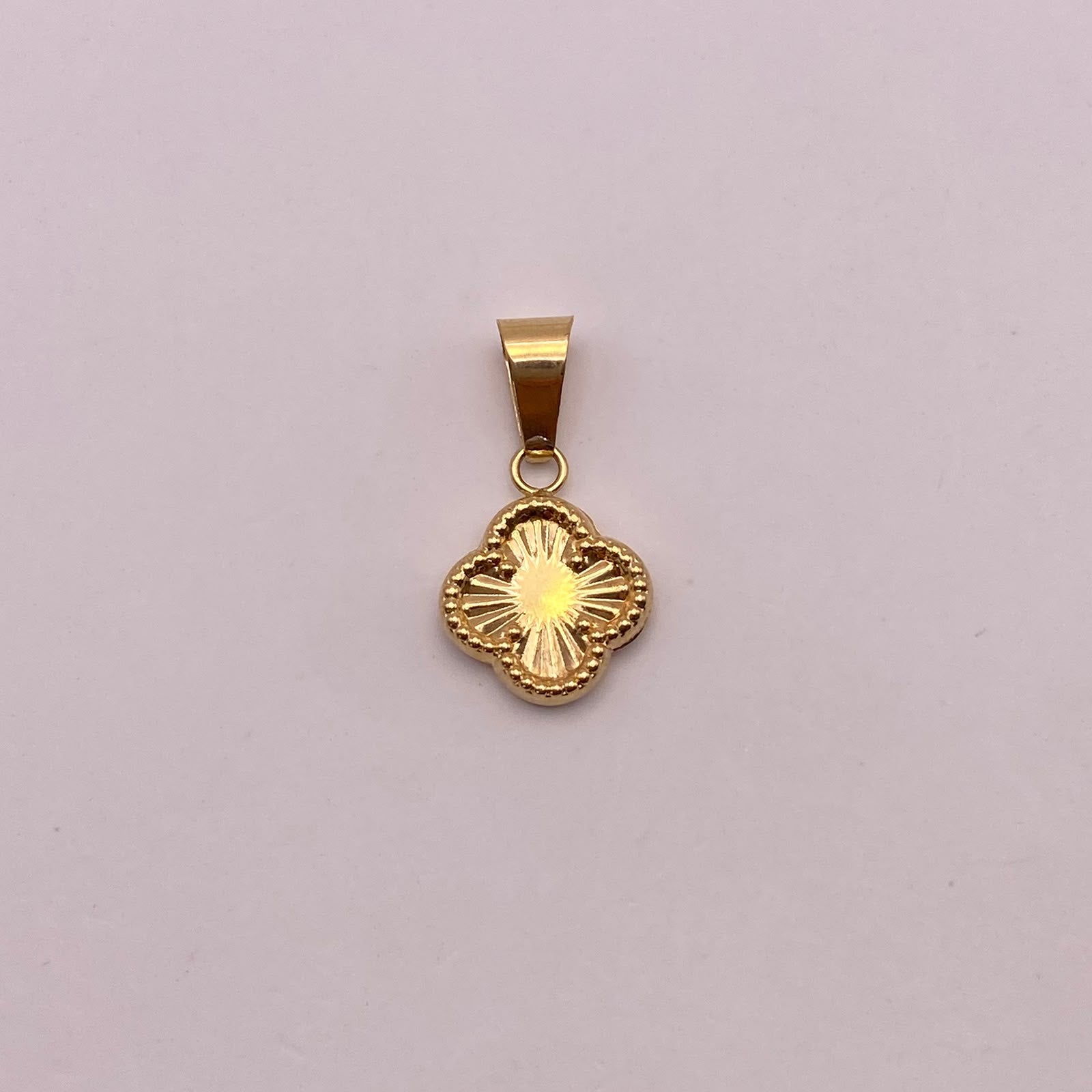 Dije Trebol diamantado Oro amarillo 18k 1,0 Gr / 12,4 mm / 2,3 Cm