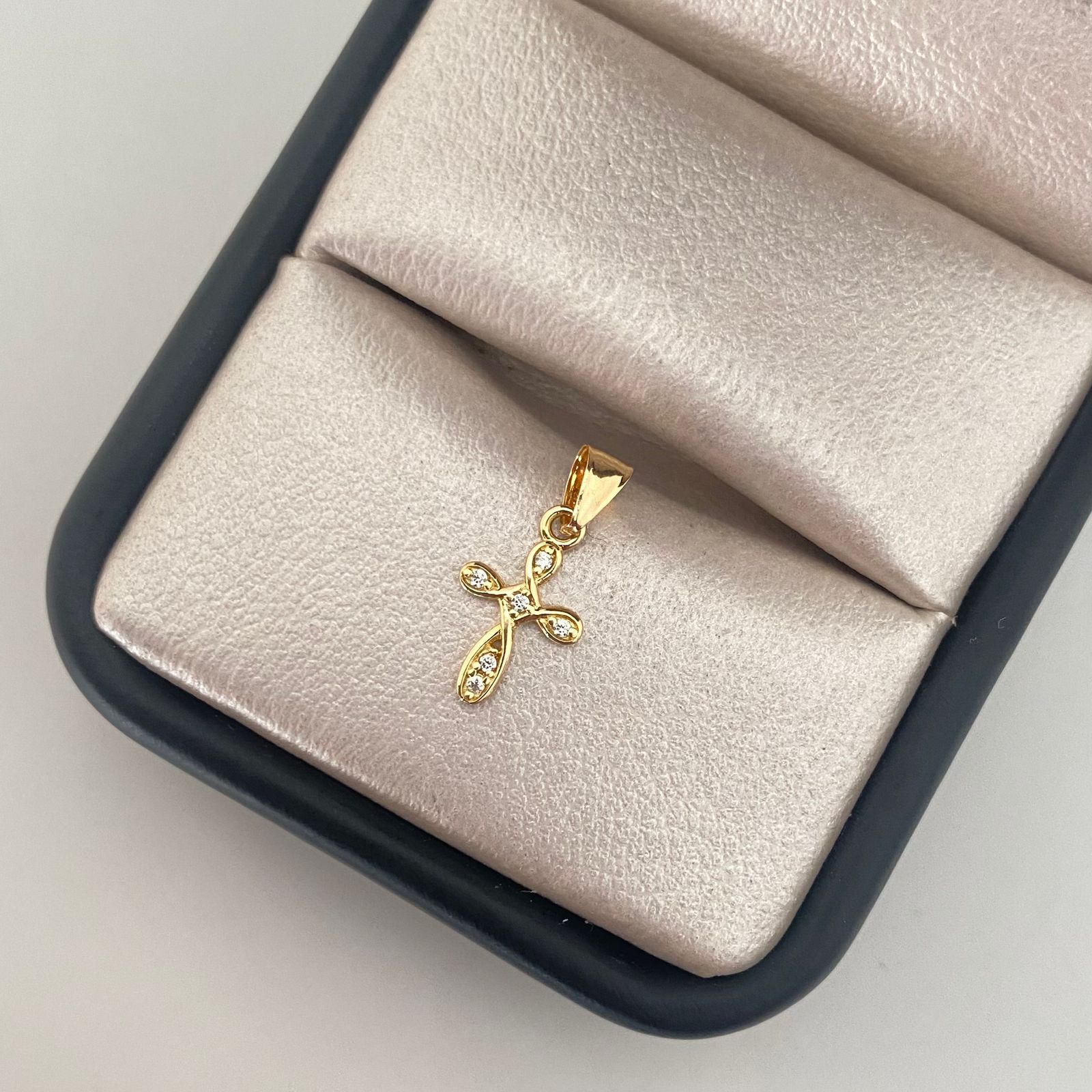 Dije cruz entrelazada casting Oro amarillo 18k 0,40 Gr / 1,8 Cm
